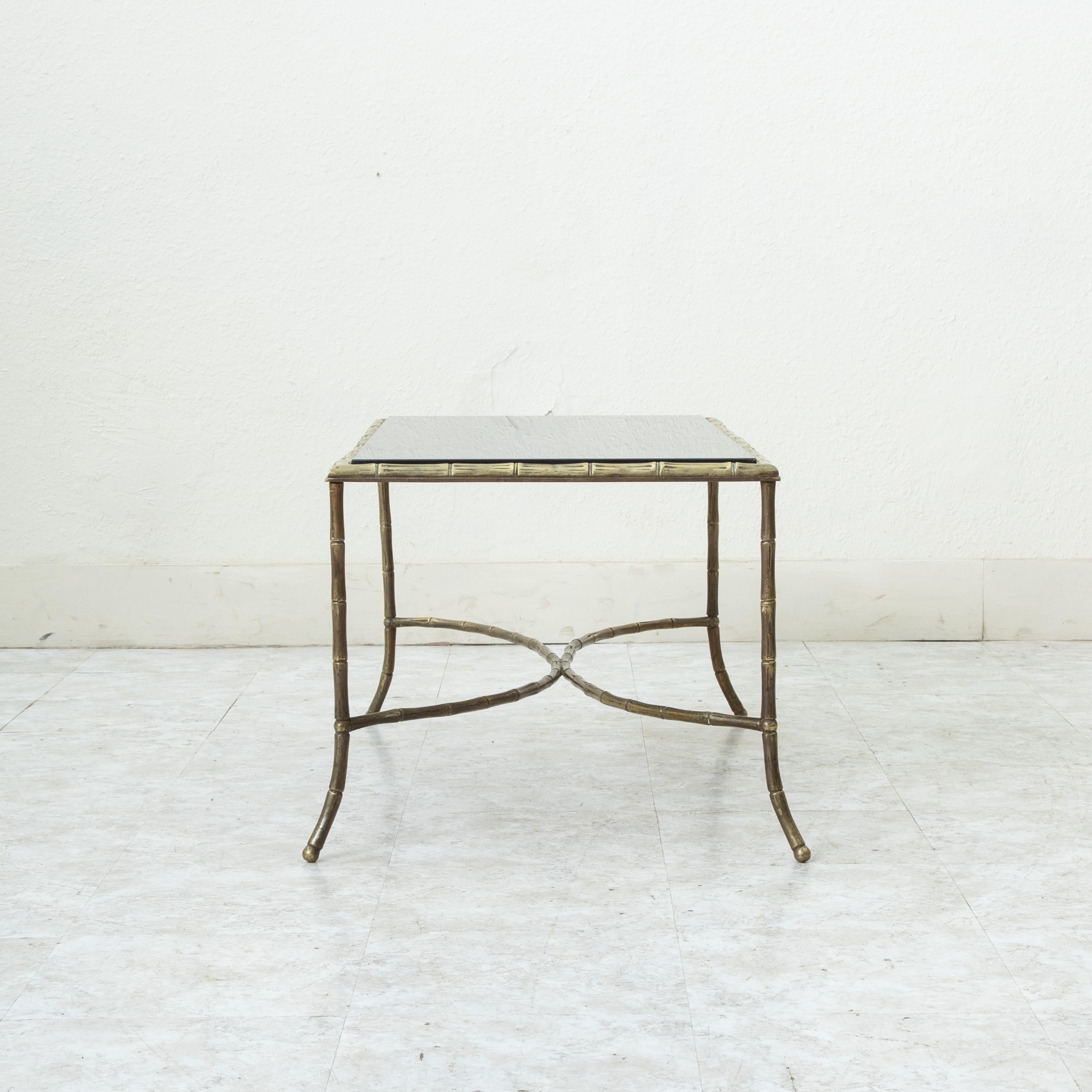 Francese Tavolino da caffè francese di metà secolo della Maison Bagues in bronzo con piano in marmo nero in vendita