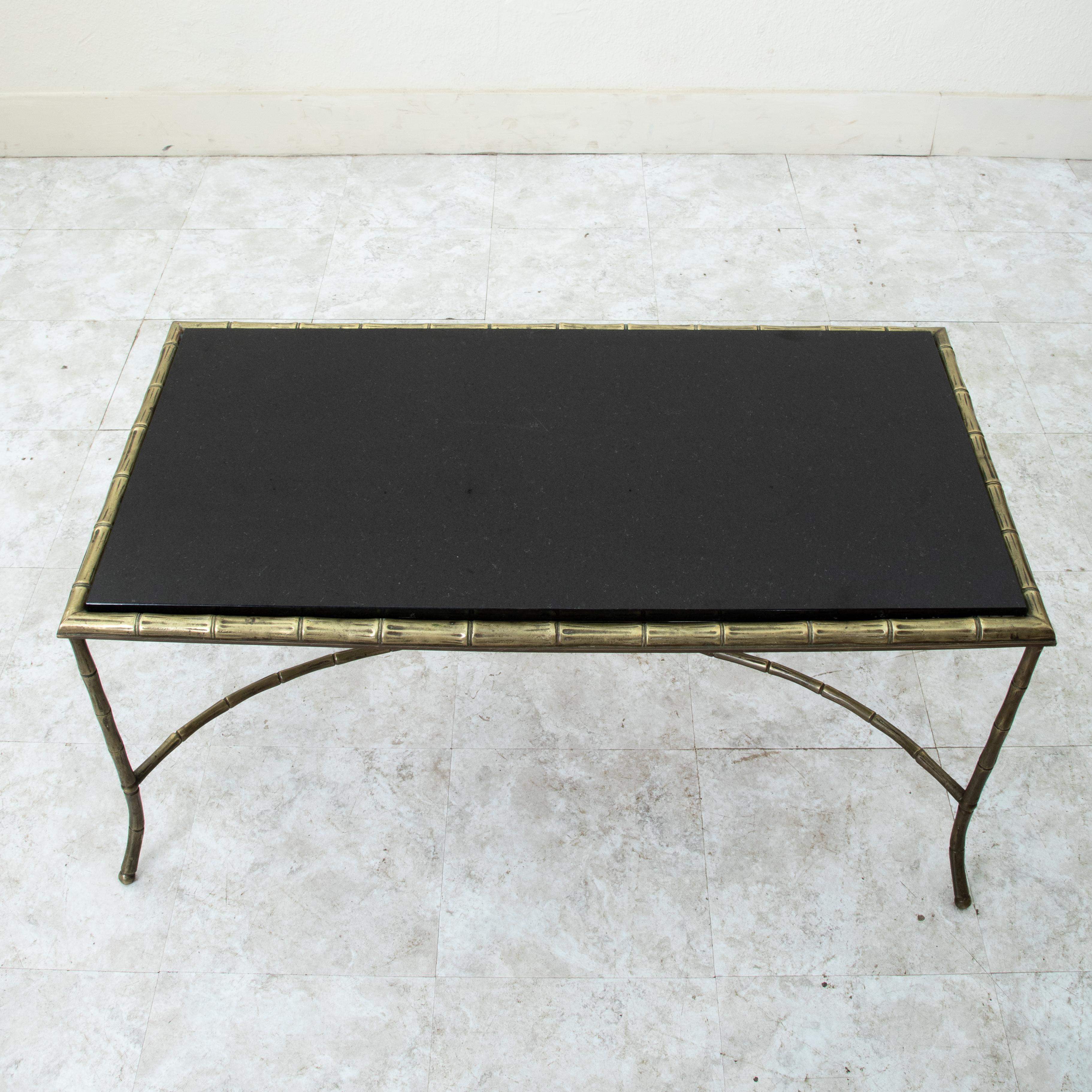 XX secolo Tavolino da caffè francese di metà secolo della Maison Bagues in bronzo con piano in marmo nero in vendita