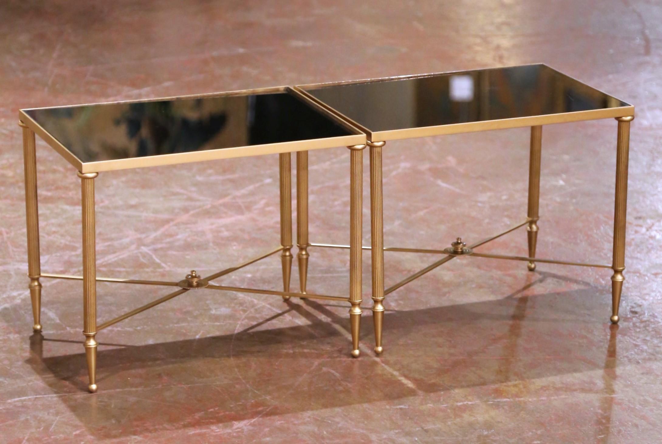 Art déco Tables gigognes en laiton à plateau de verre noir, style Maison Baguès du milieu du siècle en vente