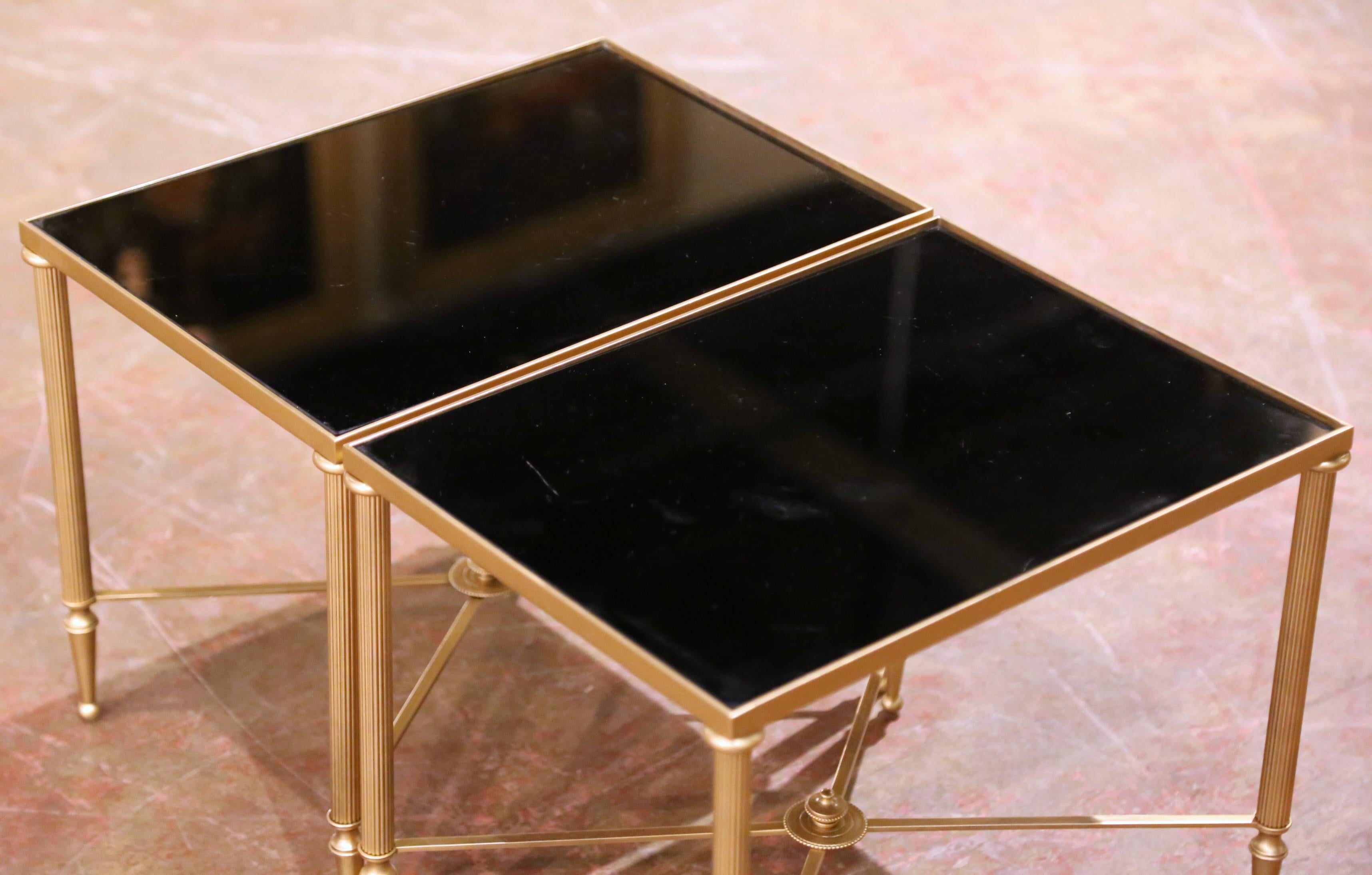 Français Tables gigognes en laiton à plateau de verre noir, style Maison Baguès du milieu du siècle en vente