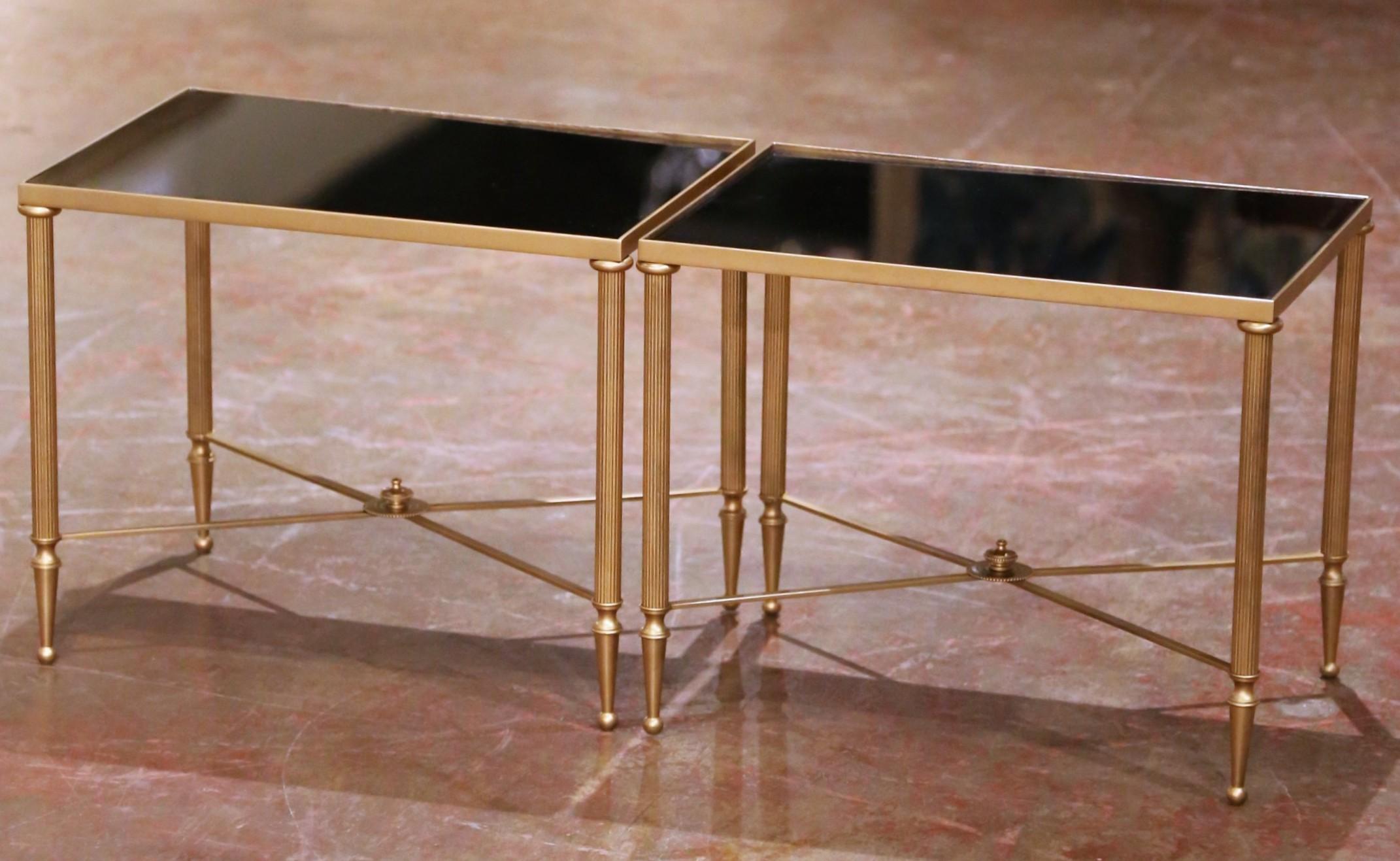 Fait main Tables gigognes en laiton à plateau de verre noir, style Maison Baguès du milieu du siècle en vente