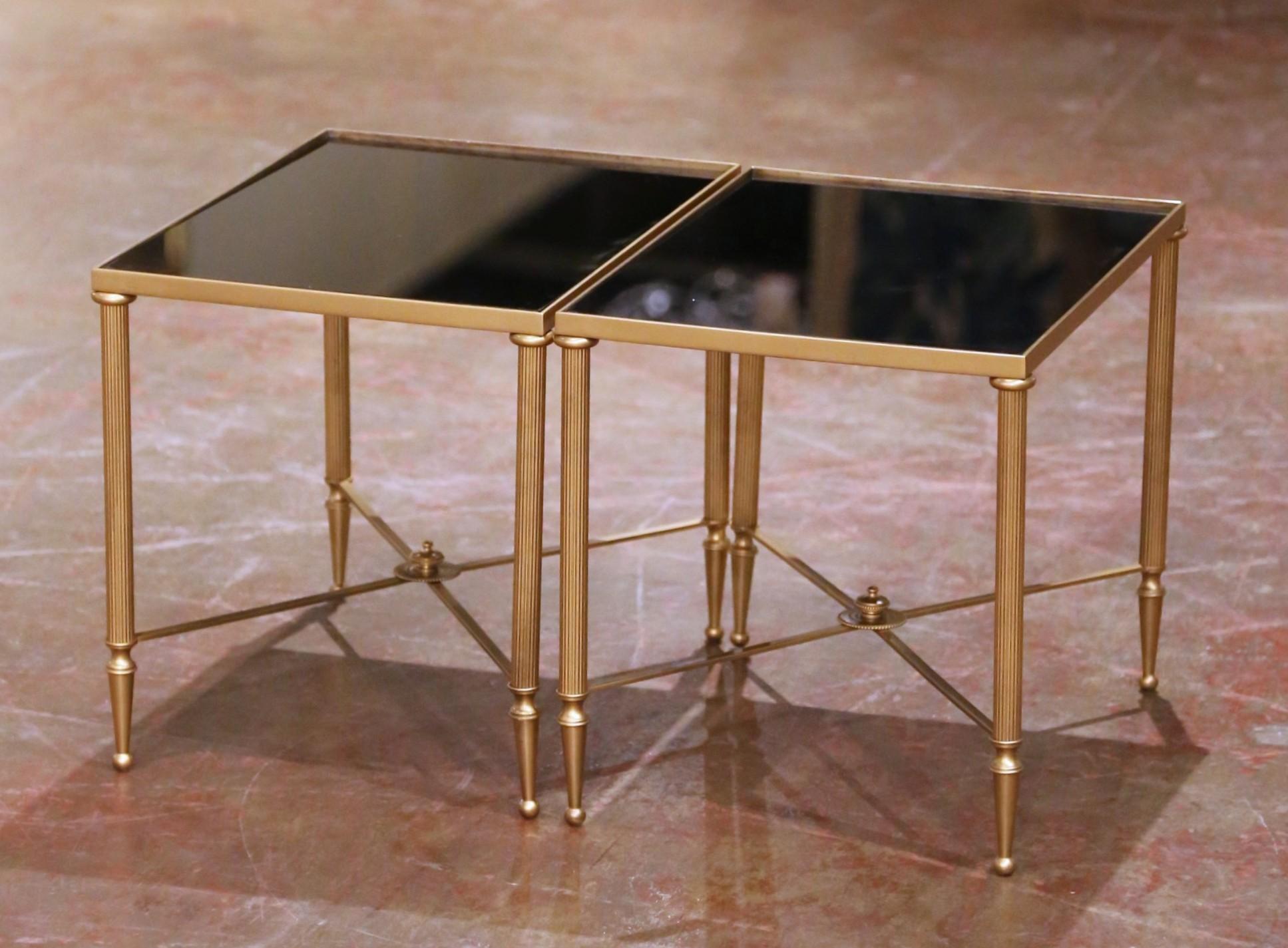 Tables gigognes en laiton à plateau de verre noir, style Maison Baguès du milieu du siècle Excellent état - En vente à Dallas, TX