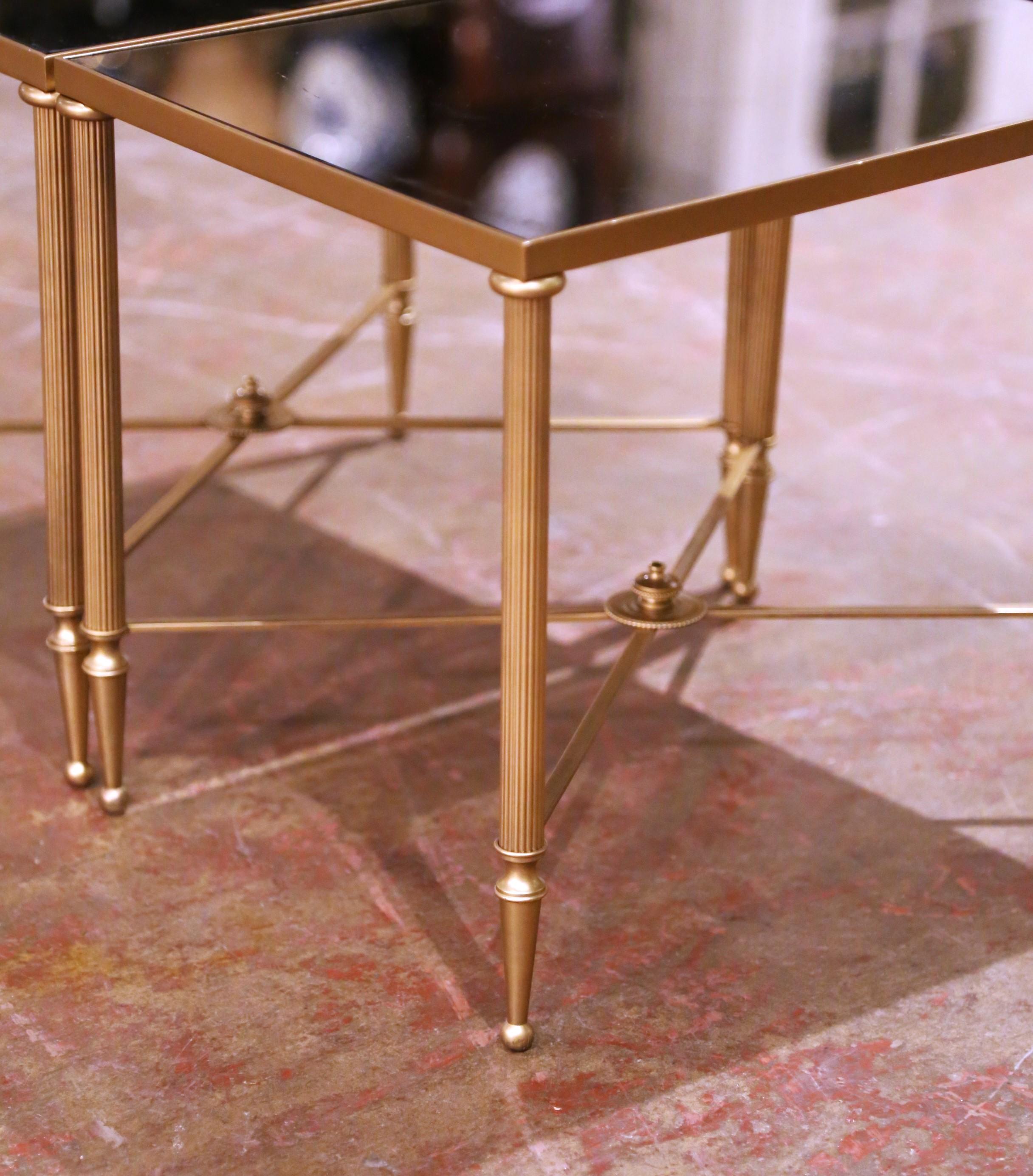 20ième siècle Tables gigognes en laiton à plateau de verre noir, style Maison Baguès du milieu du siècle en vente
