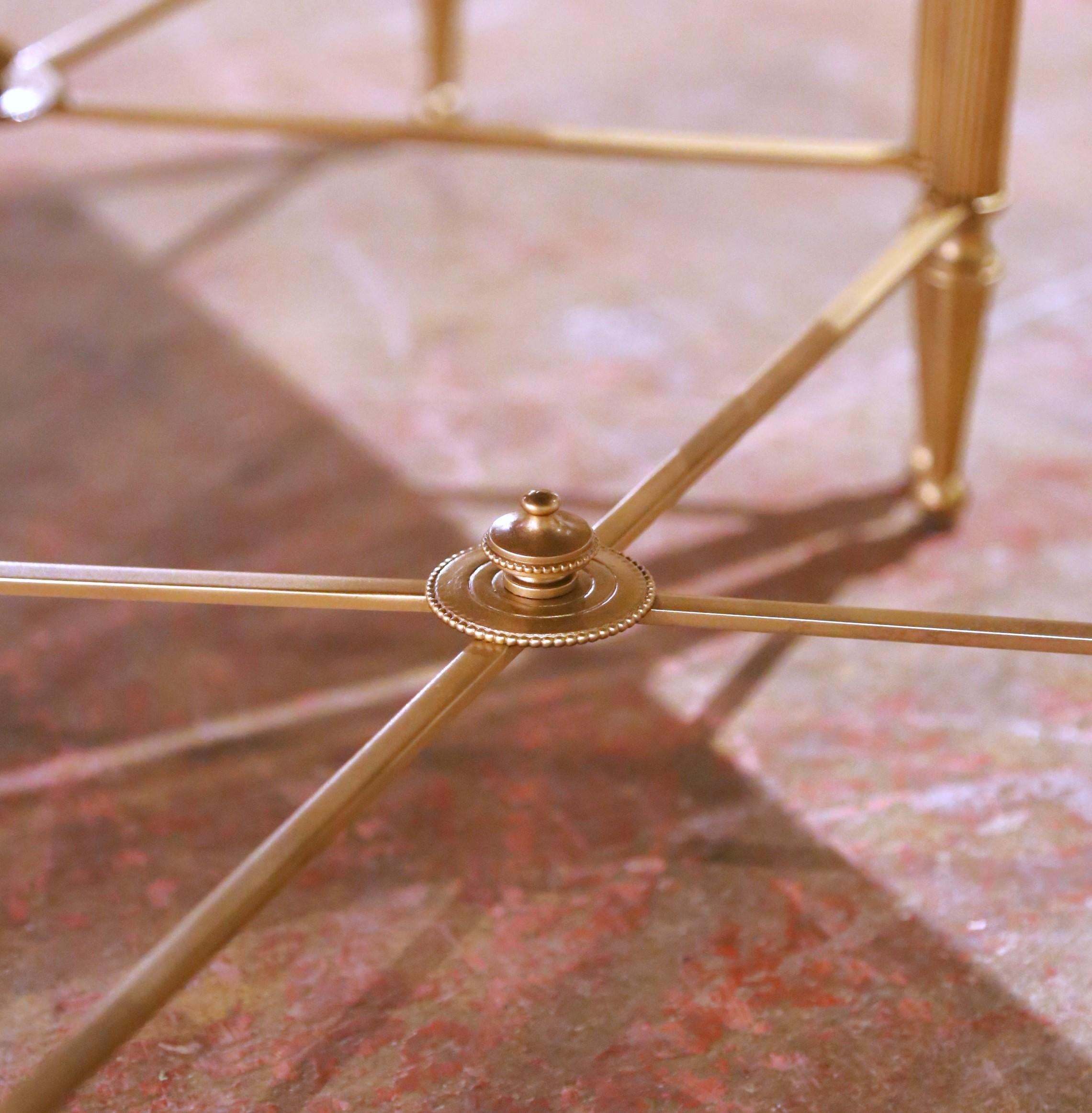 Laiton Tables gigognes en laiton à plateau de verre noir, style Maison Baguès du milieu du siècle en vente