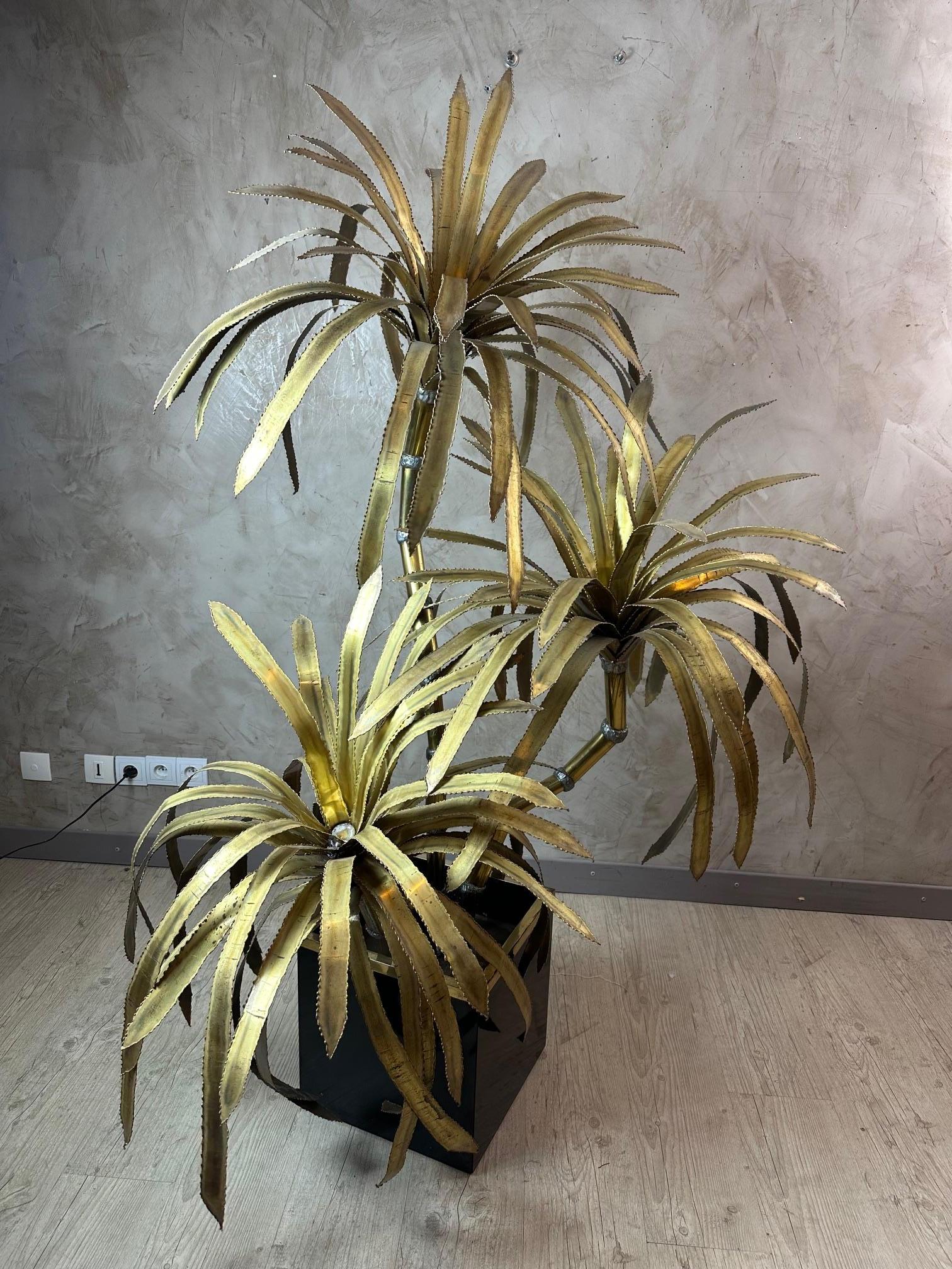 Pièce rare : Magnifique arbre en laiton des années 60 de la célèbre Maison française Jansen représentant un Yucca à trois branches sur une base carrée en bois laqué noir et cerclé de laiton. Superbe qualité reconnue par la Maison Jansen.
Ces arbres