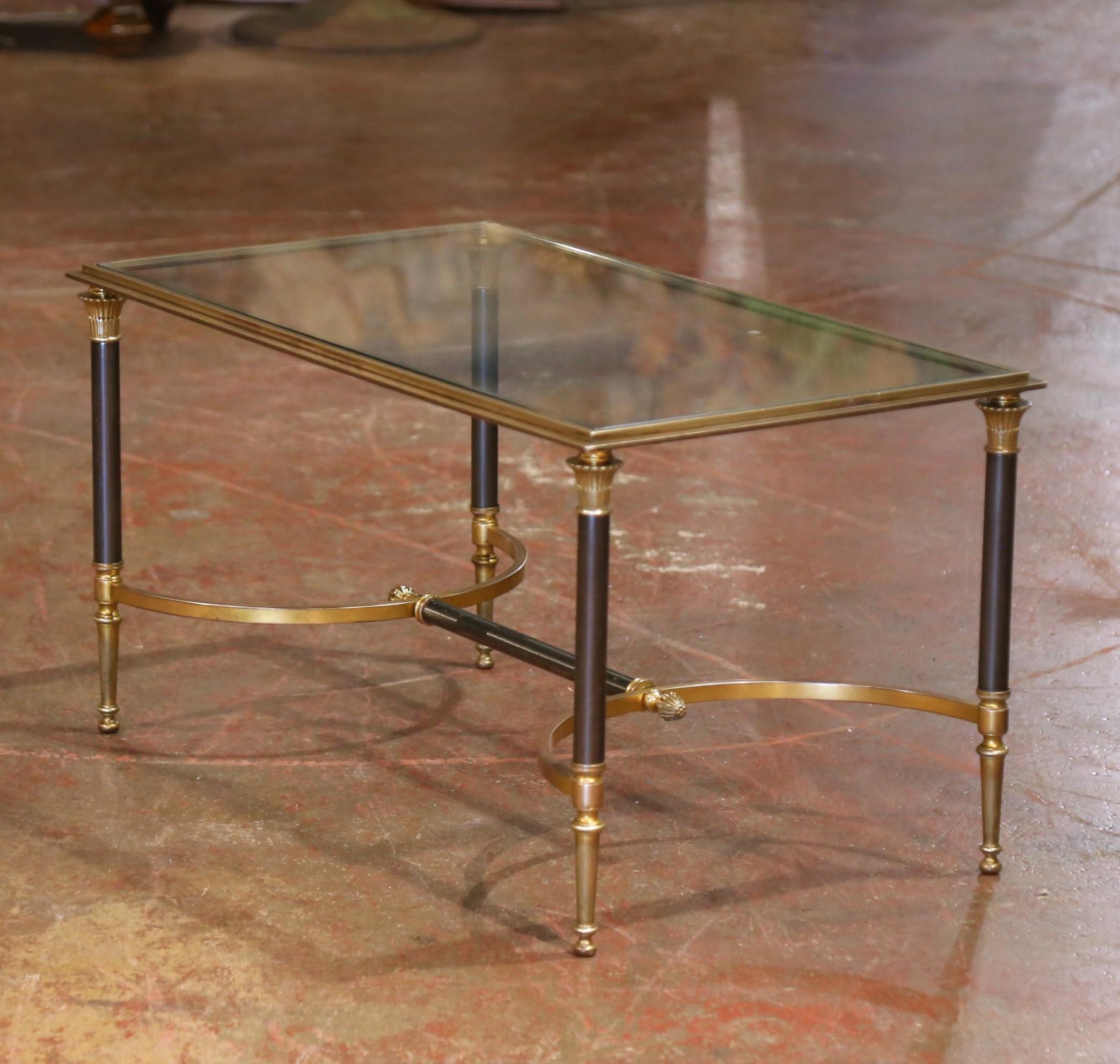 Fabricada en Francia hacia 1950, esta mesa de centro de mediados de siglo de Maison Jansen ejemplifica la característica mezcla de elegancia neoclásica y sobriedad moderna de la firma. El marco rectangular sostiene una tapa de cristal biselado