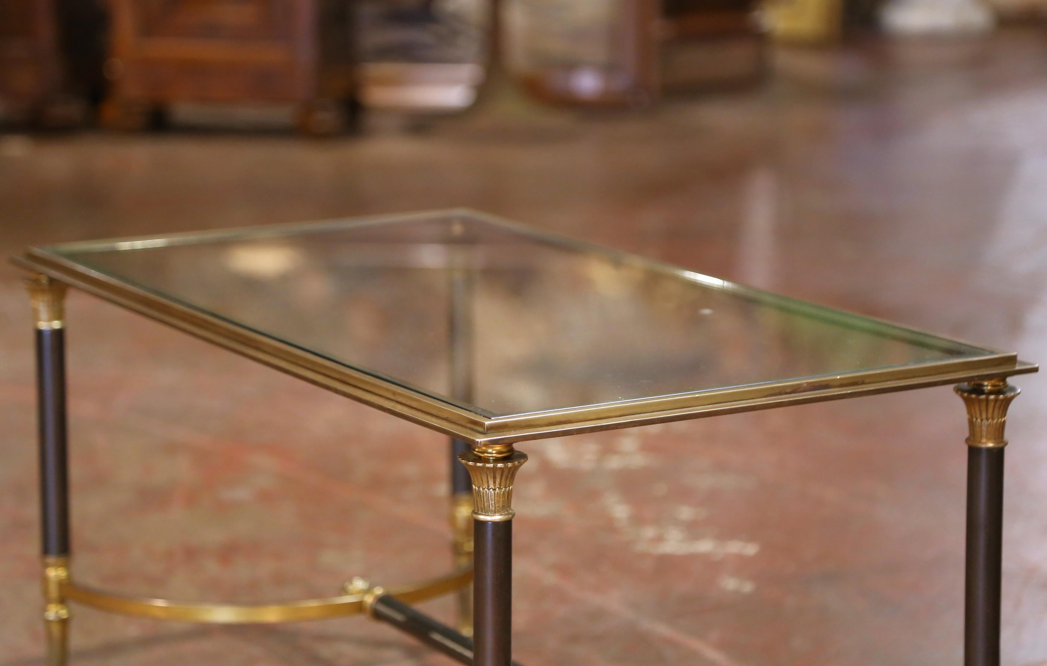 Mesa de centro de cóctel francesa de mediados de siglo Maison Jansen de bronce, acero y cristal Directorio en venta