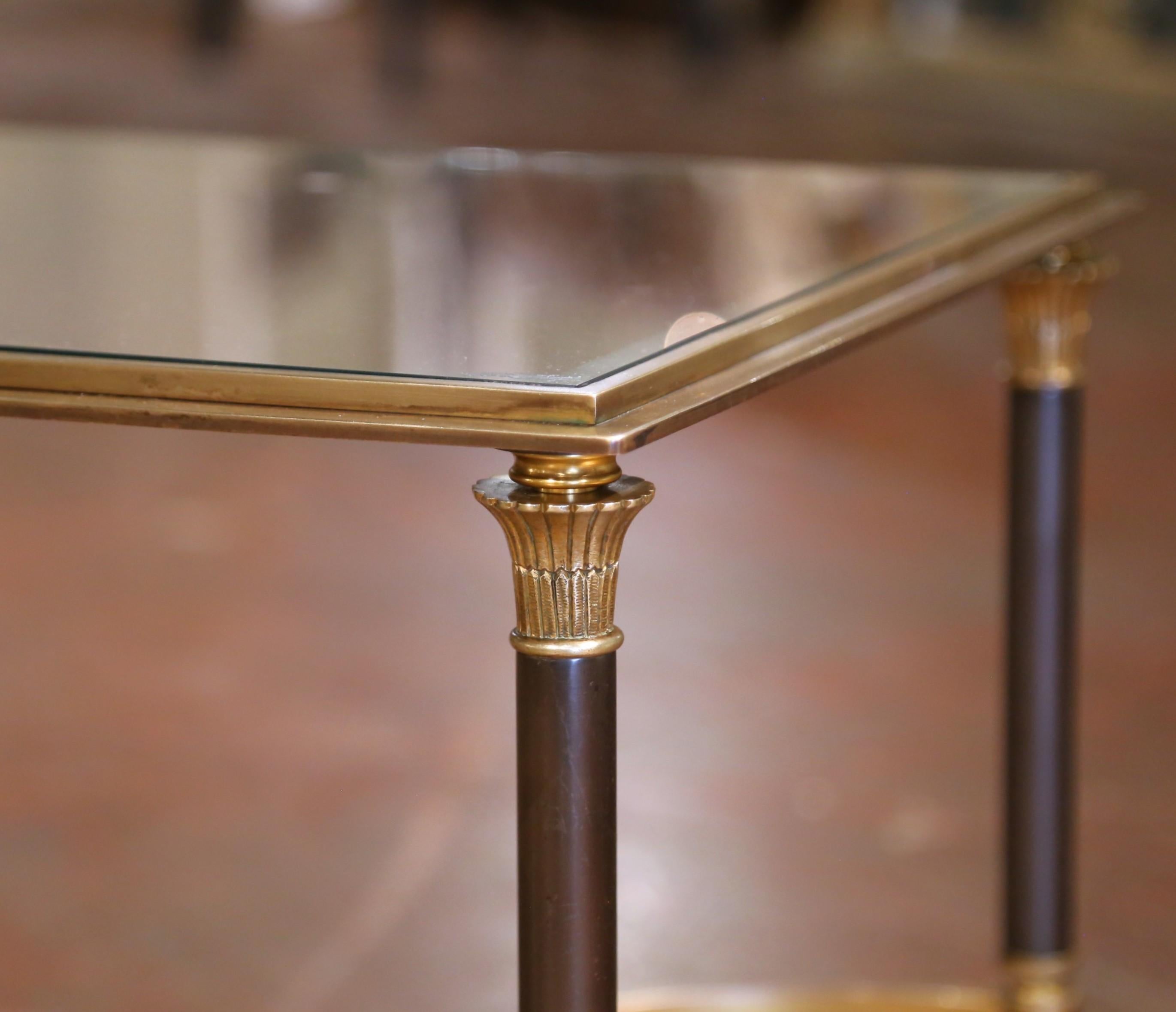 Mesa de centro de cóctel francesa de mediados de siglo Maison Jansen de bronce, acero y cristal Francés en venta