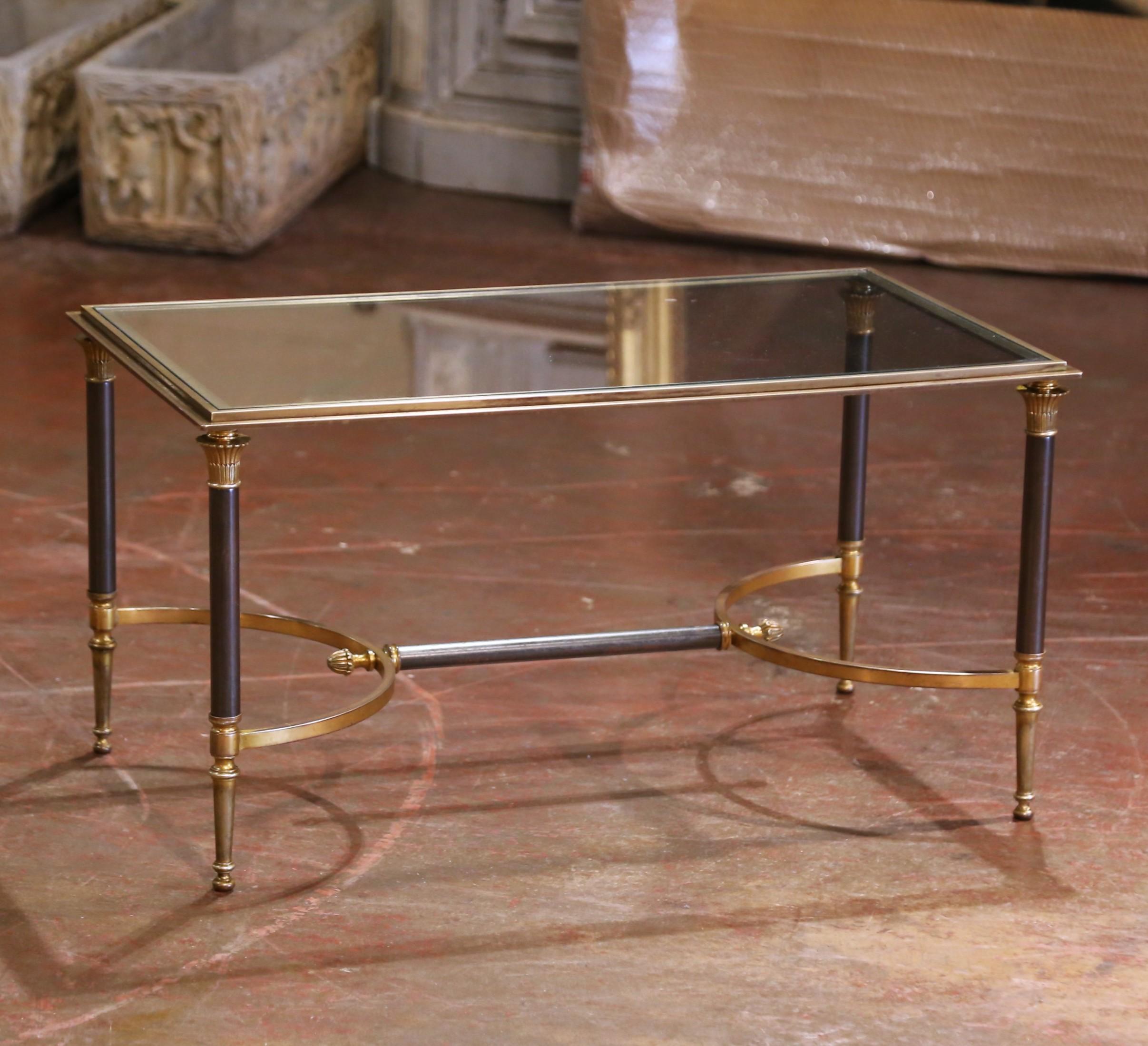 Mesa de centro de cóctel francesa de mediados de siglo Maison Jansen de bronce, acero y cristal Hecho a mano en venta