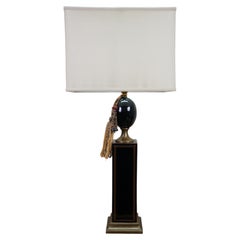 Lámpara de mesa monolito de porcelana y latón francesa de mediados de siglo Maison Le Dauphin 35