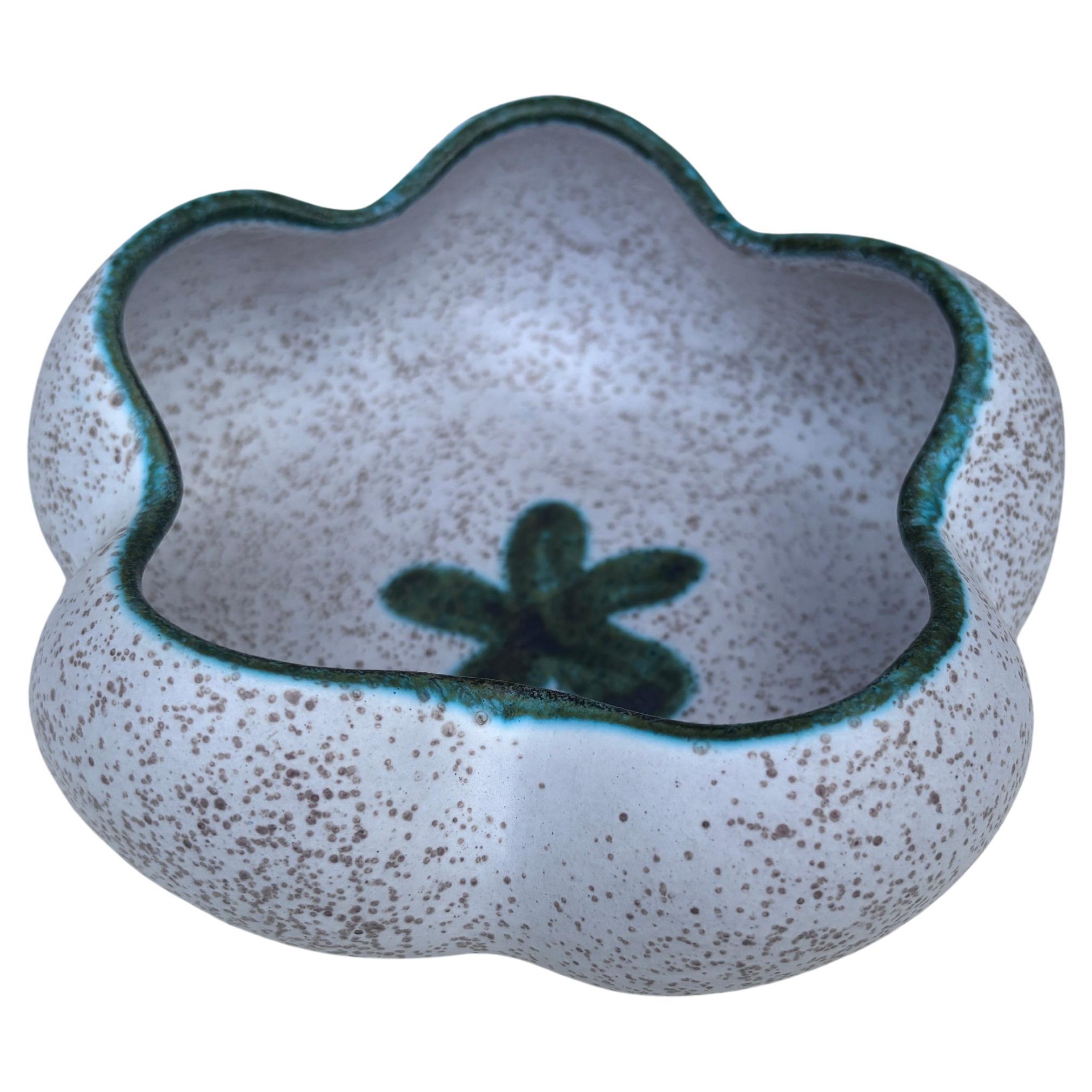 Videopoche in maiolica francese di metà secolo Marcel Guillot.
Diametro / 6 pollici, H / 2,5 pollici.