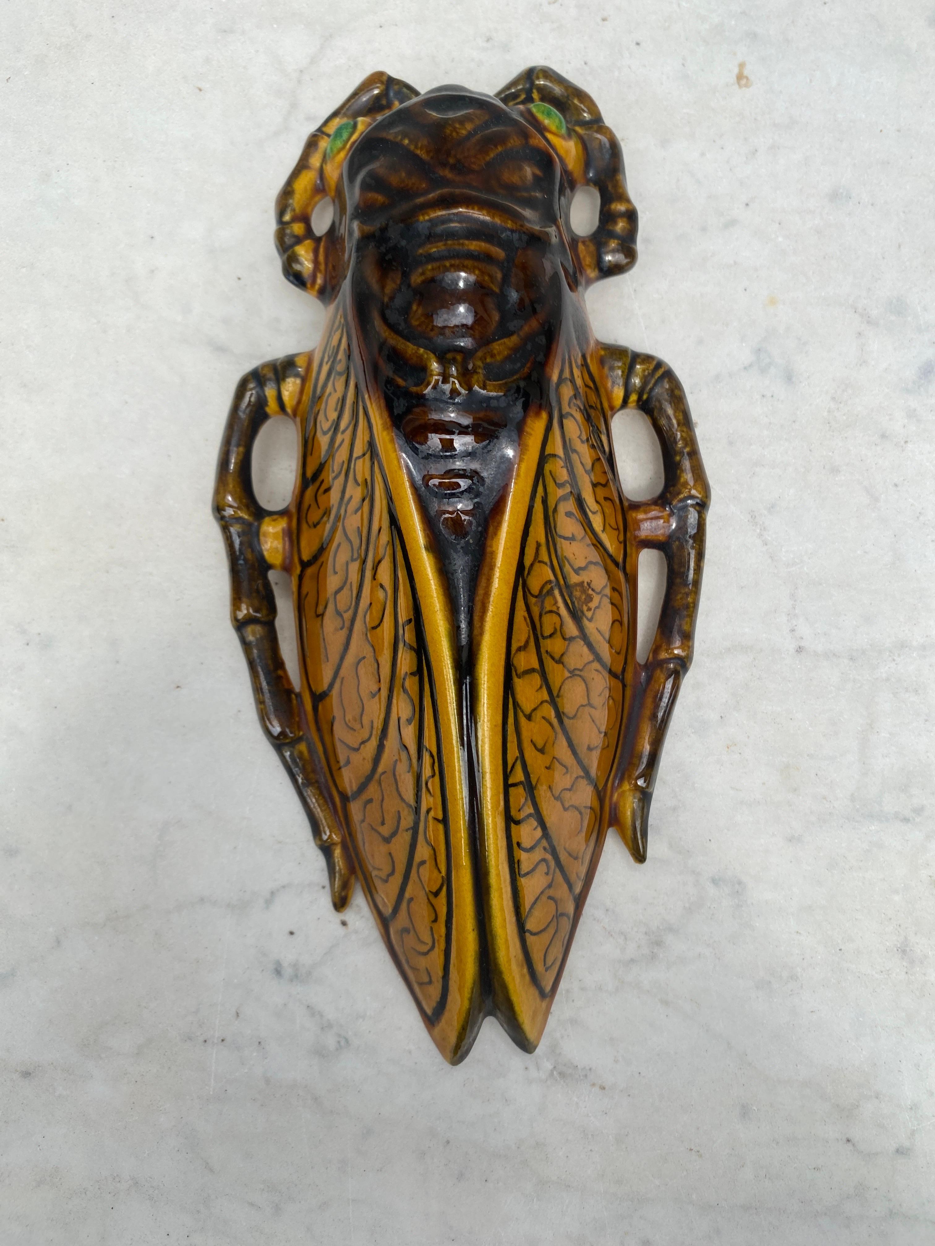 Französische Majolika-Cicada-Applikation aus der Jahrhundertmitte (Moderne der Mitte des Jahrhunderts) im Angebot
