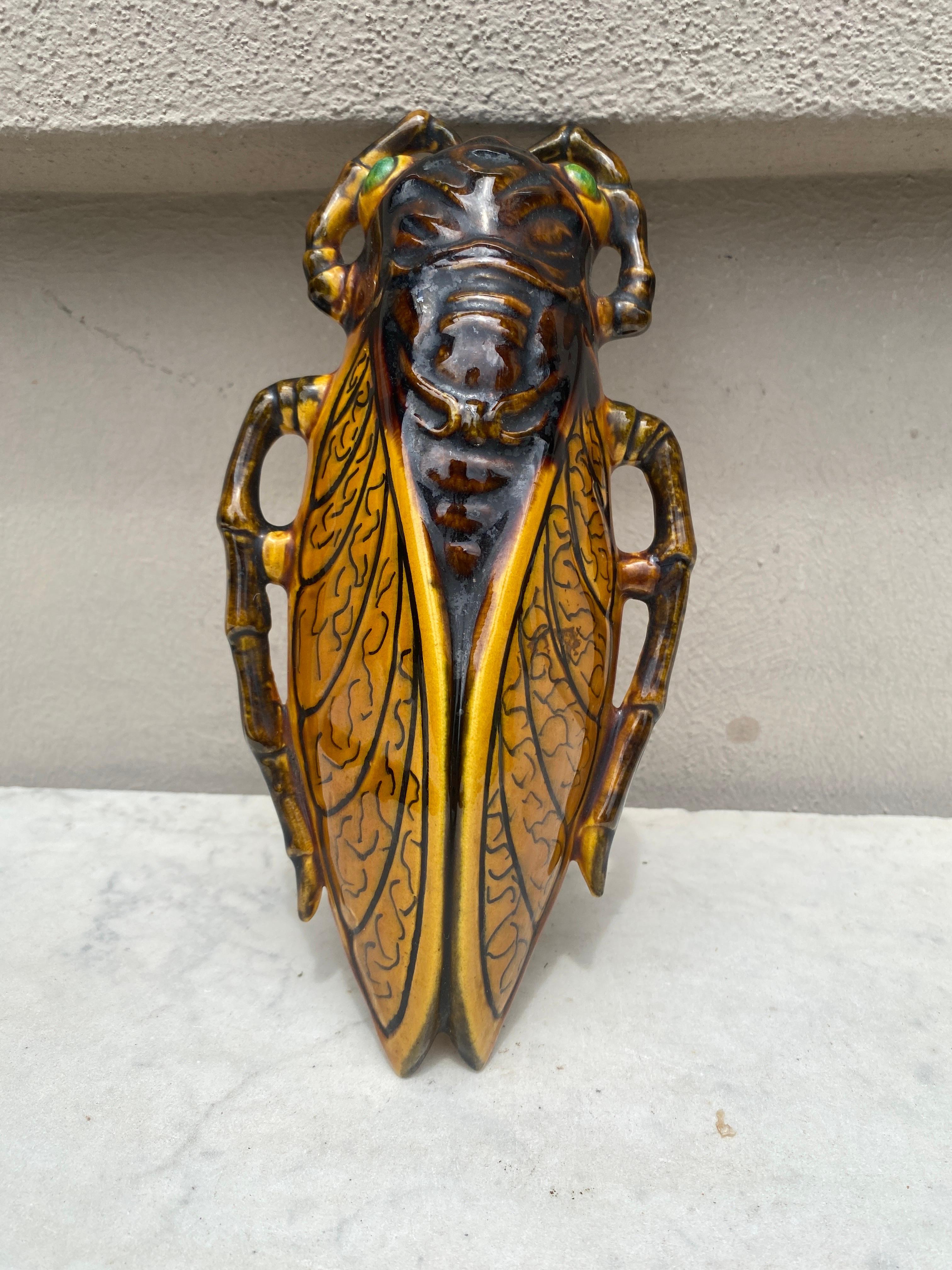 Französische Majolika-Cicada-Applikation aus der Jahrhundertmitte im Zustand „Gut“ im Angebot in Austin, TX