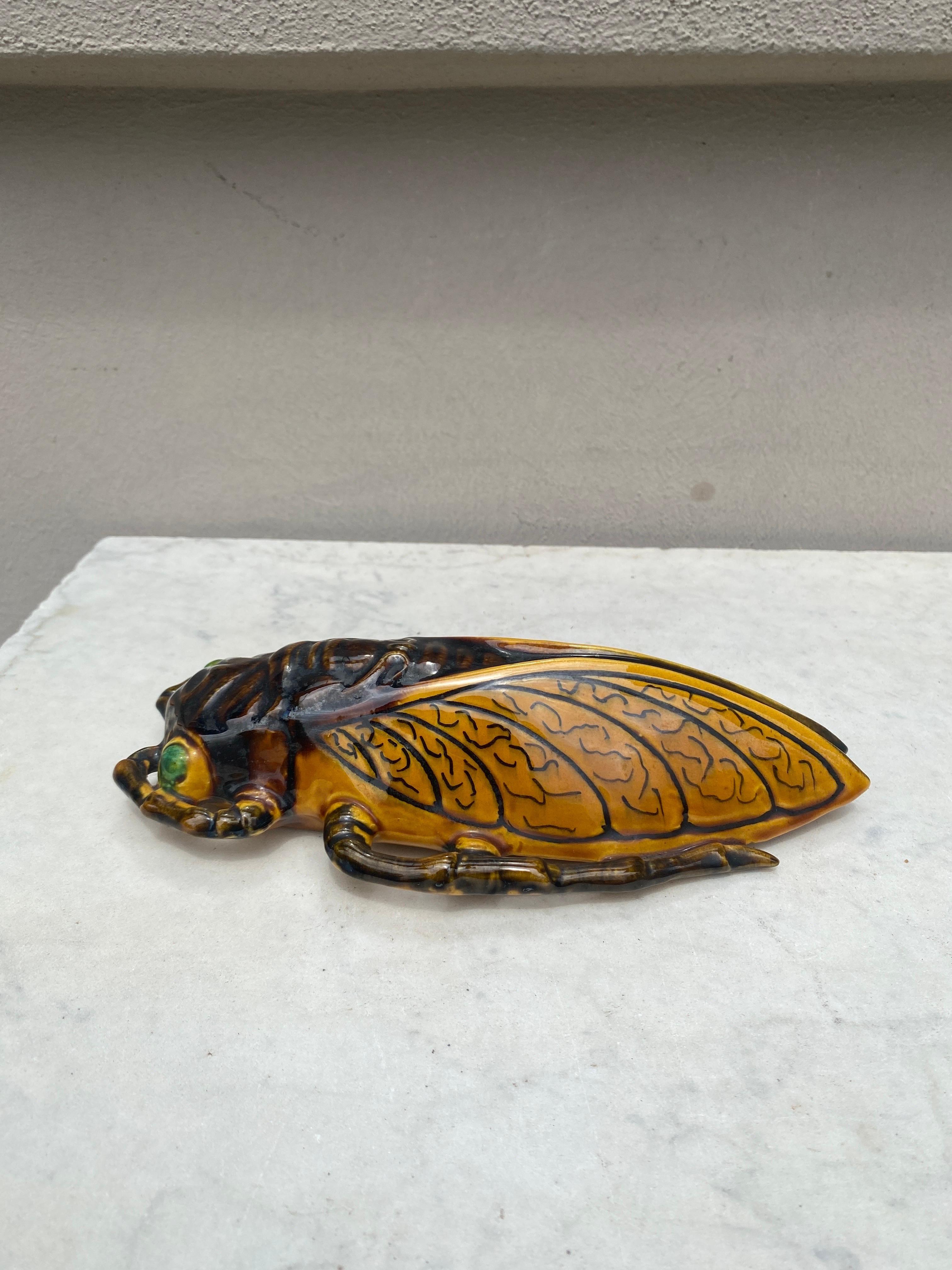 Französische Majolika-Cicada-Applikation aus der Jahrhundertmitte (Mitte des 20. Jahrhunderts) im Angebot