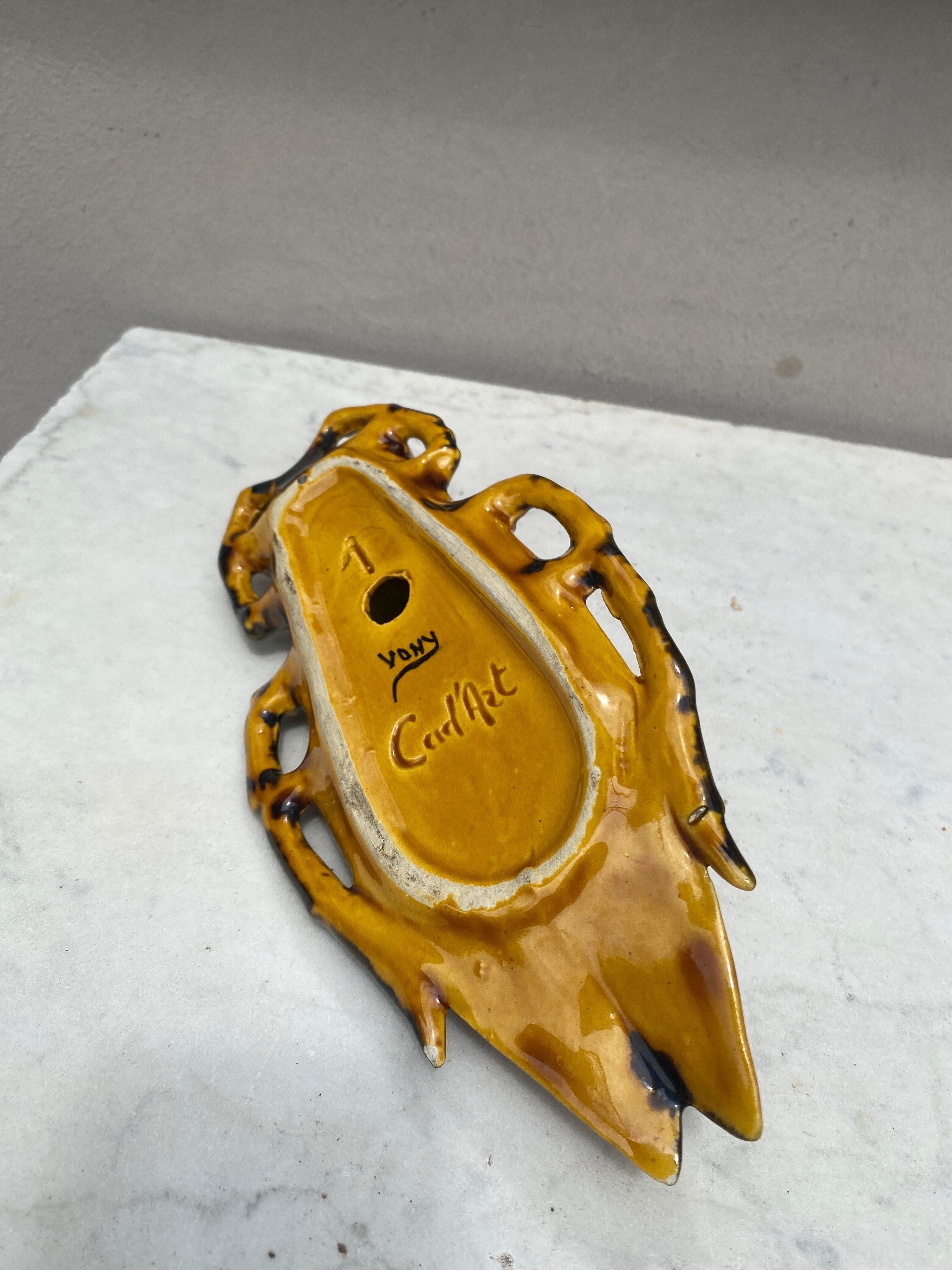 Französische Majolika-Cicada-Applikation aus der Jahrhundertmitte (Keramik) im Angebot