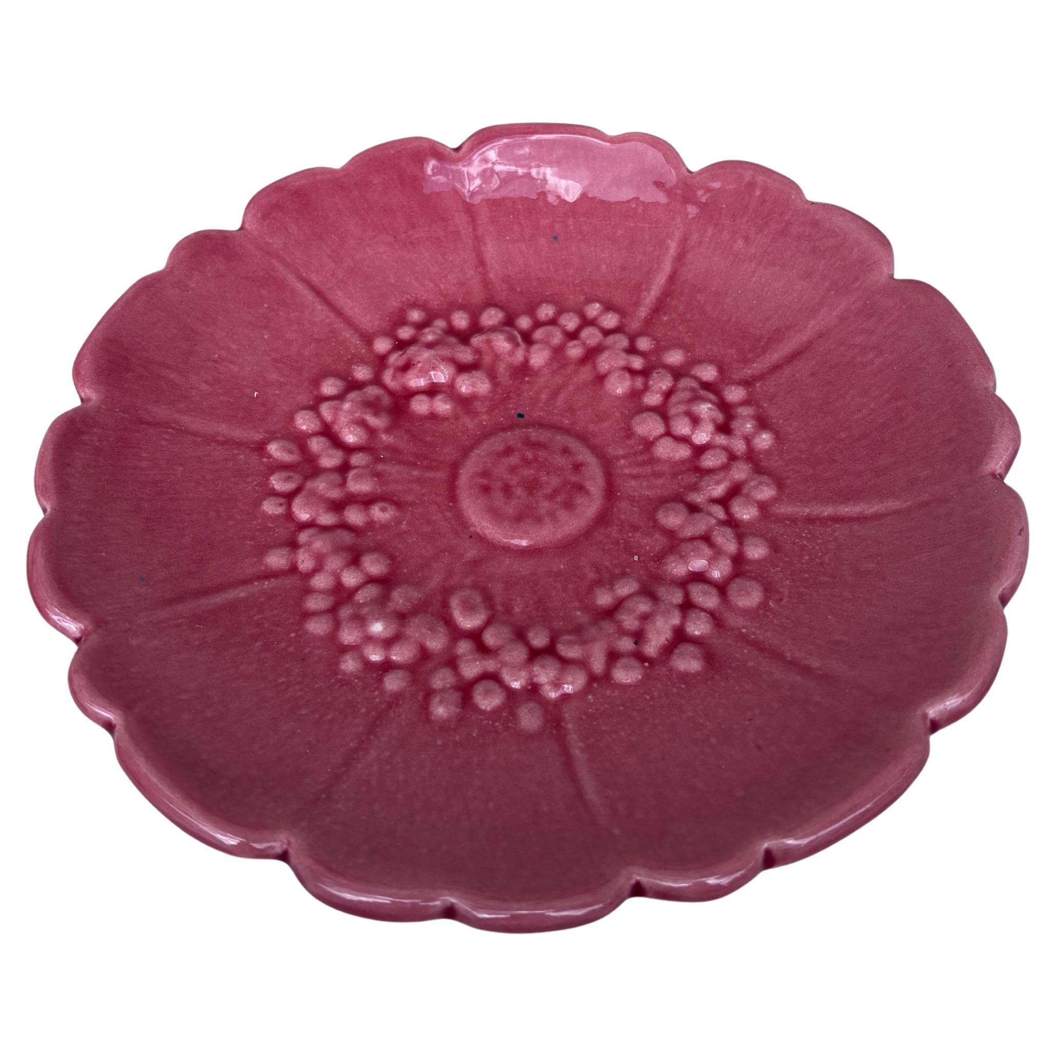 Piatto in maiolica francese di metà secolo con fiori di rosa selvatica firmato Maunier Vallauris.