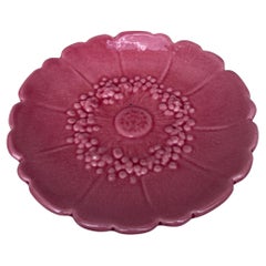 Mitte des Jahrhunderts Französisch Majolika Rosa Wildrose Blume Platte Maunier Vallauris