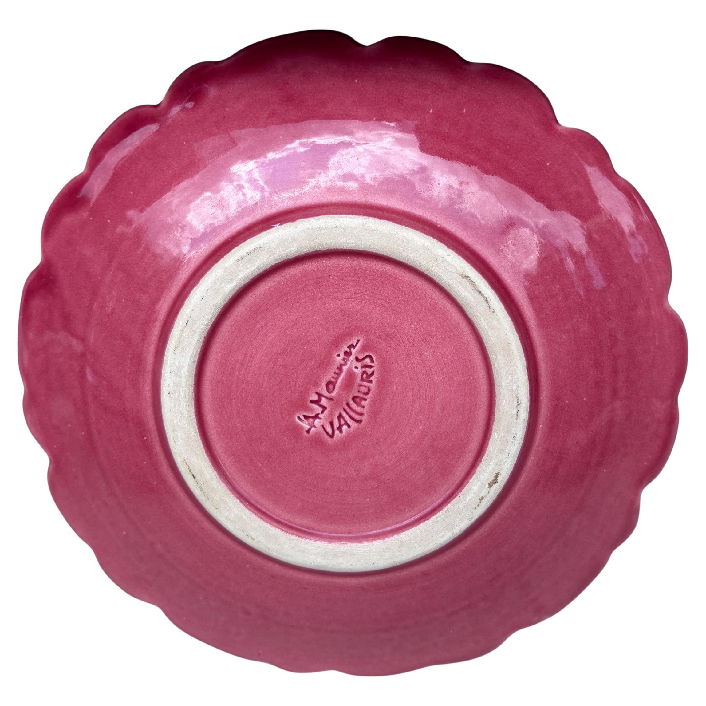 Francese Piatto di maiolica francese di metà secolo con fiore di rosa selvatica Maunier Vallauris in vendita