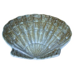 Plato de concha de mayólica francesa de mediados de siglo Marcel Guillot