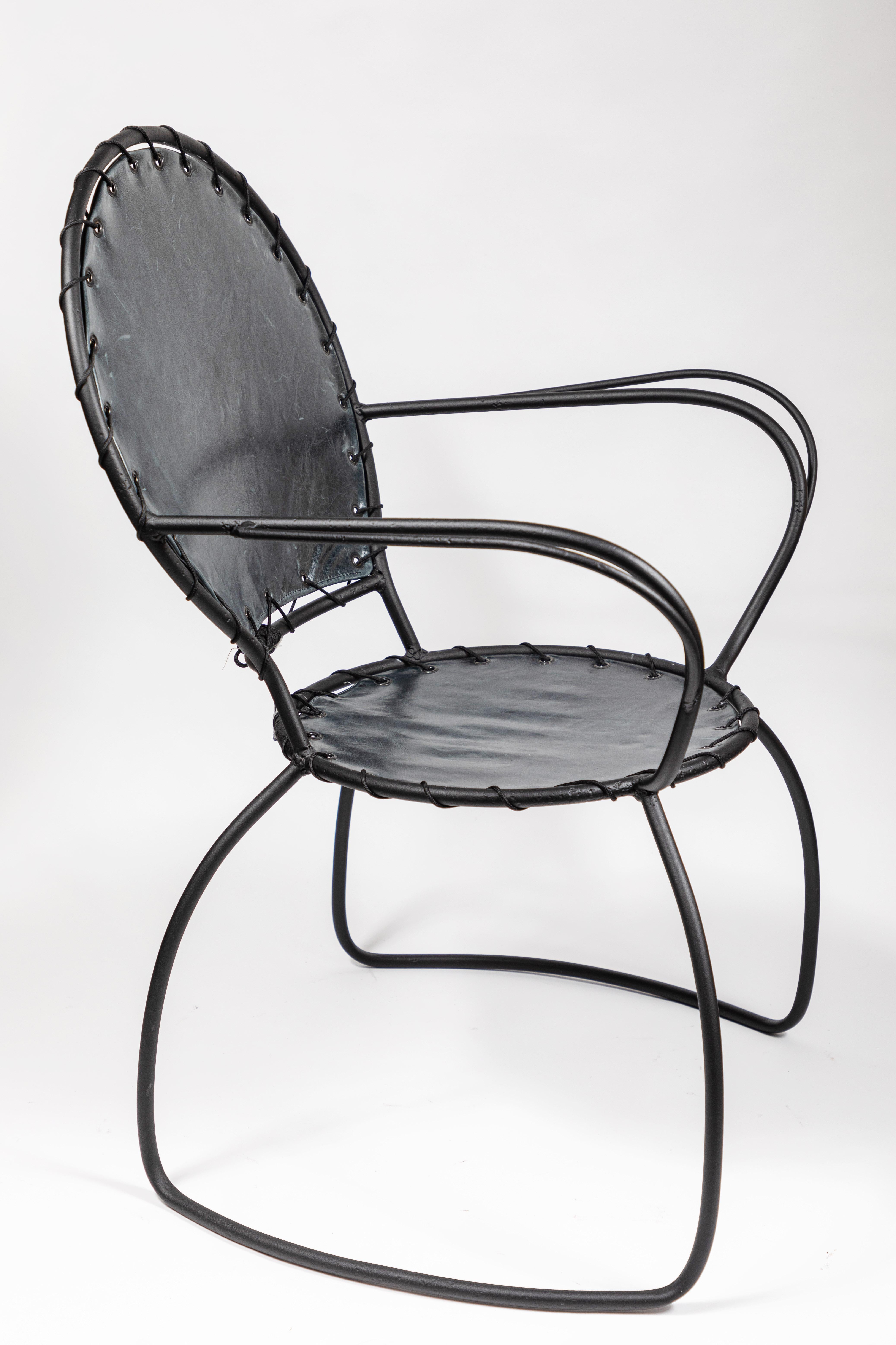 Französisches Sofa und Stühle aus Metall und Leder aus der Jahrhundertmitte (Mitte des 20. Jahrhunderts) im Angebot