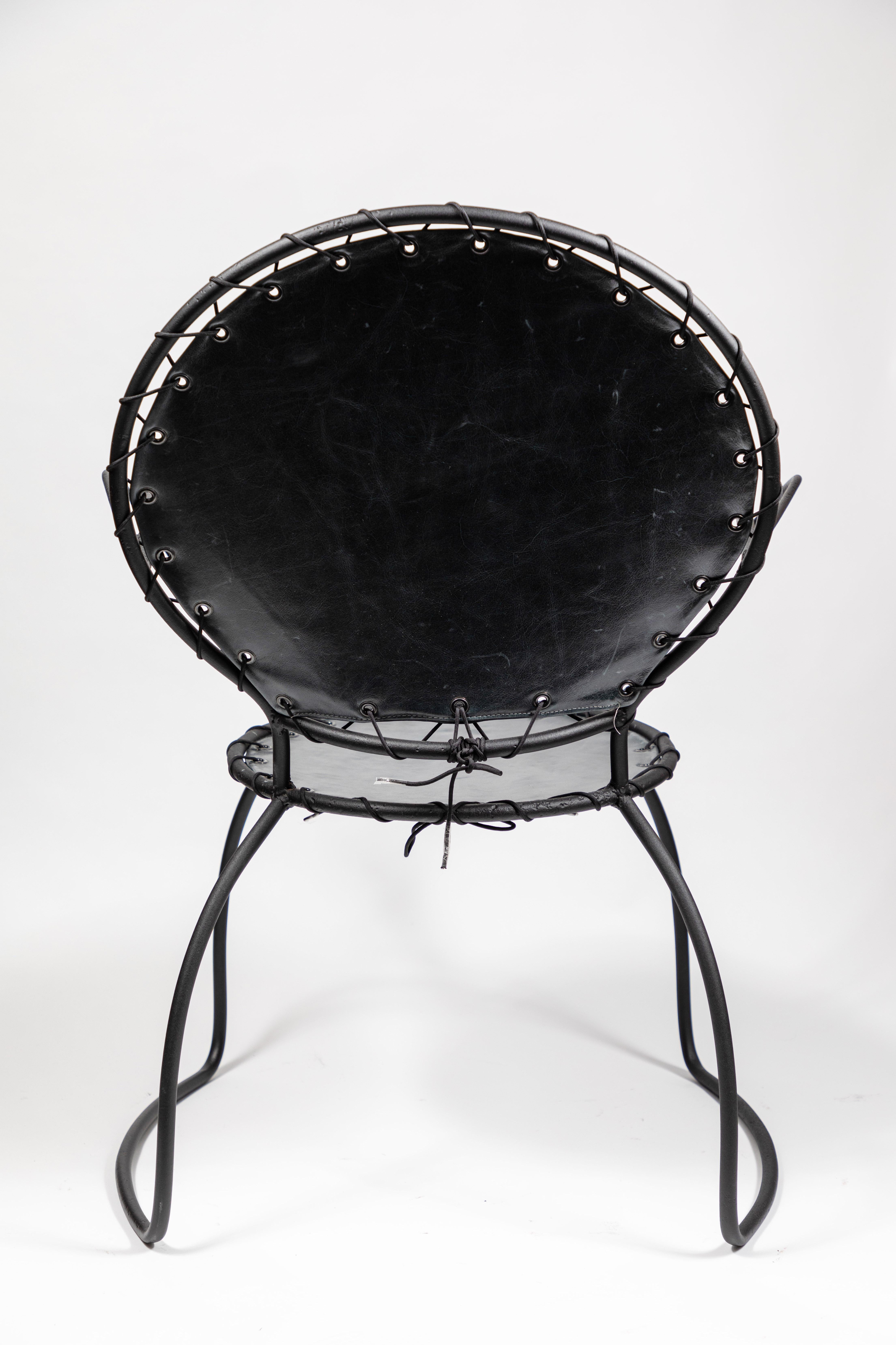 Französisches Sofa und Stühle aus Metall und Leder aus der Jahrhundertmitte im Angebot 2