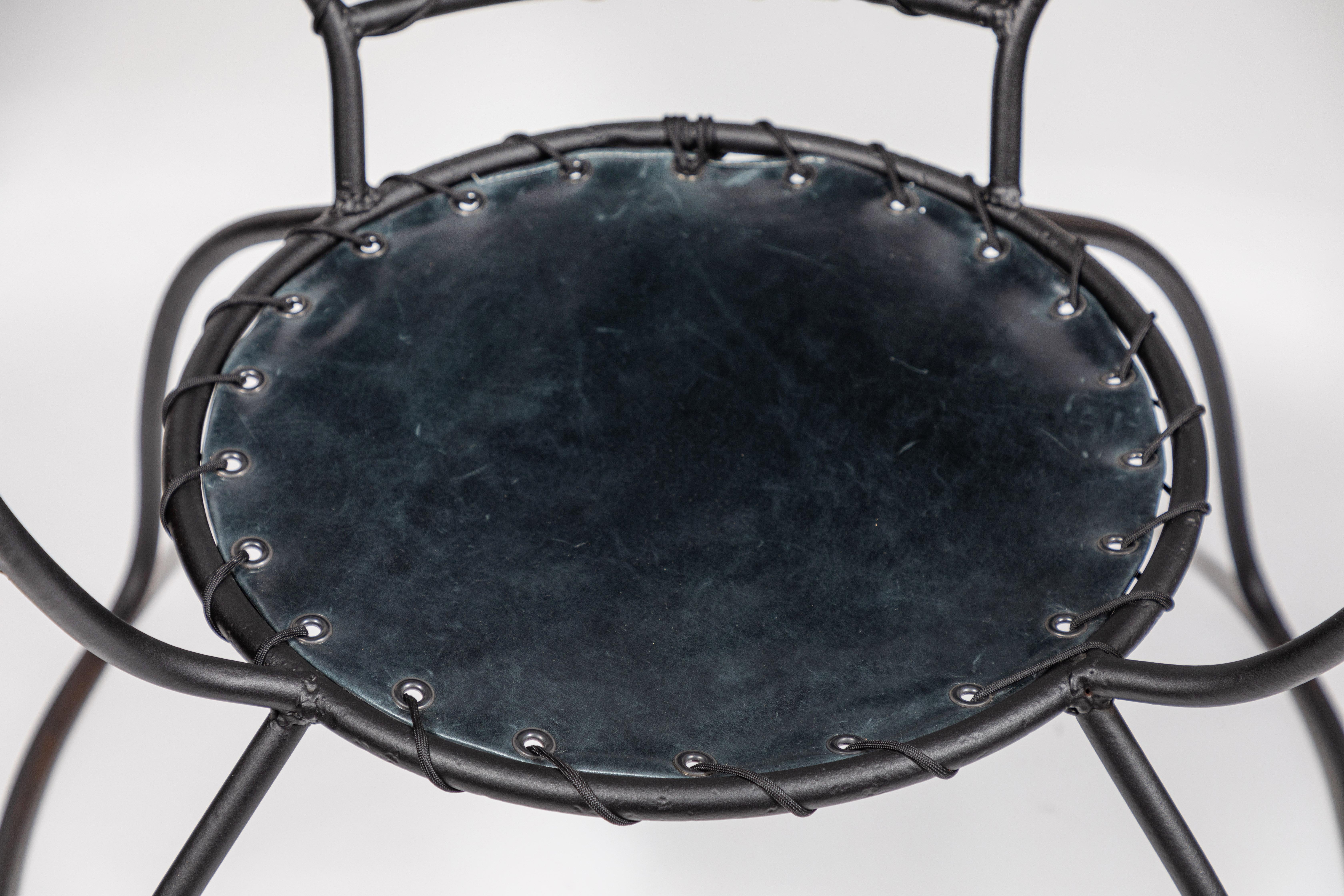 Französisches Sofa und Stühle aus Metall und Leder aus der Jahrhundertmitte im Angebot 4