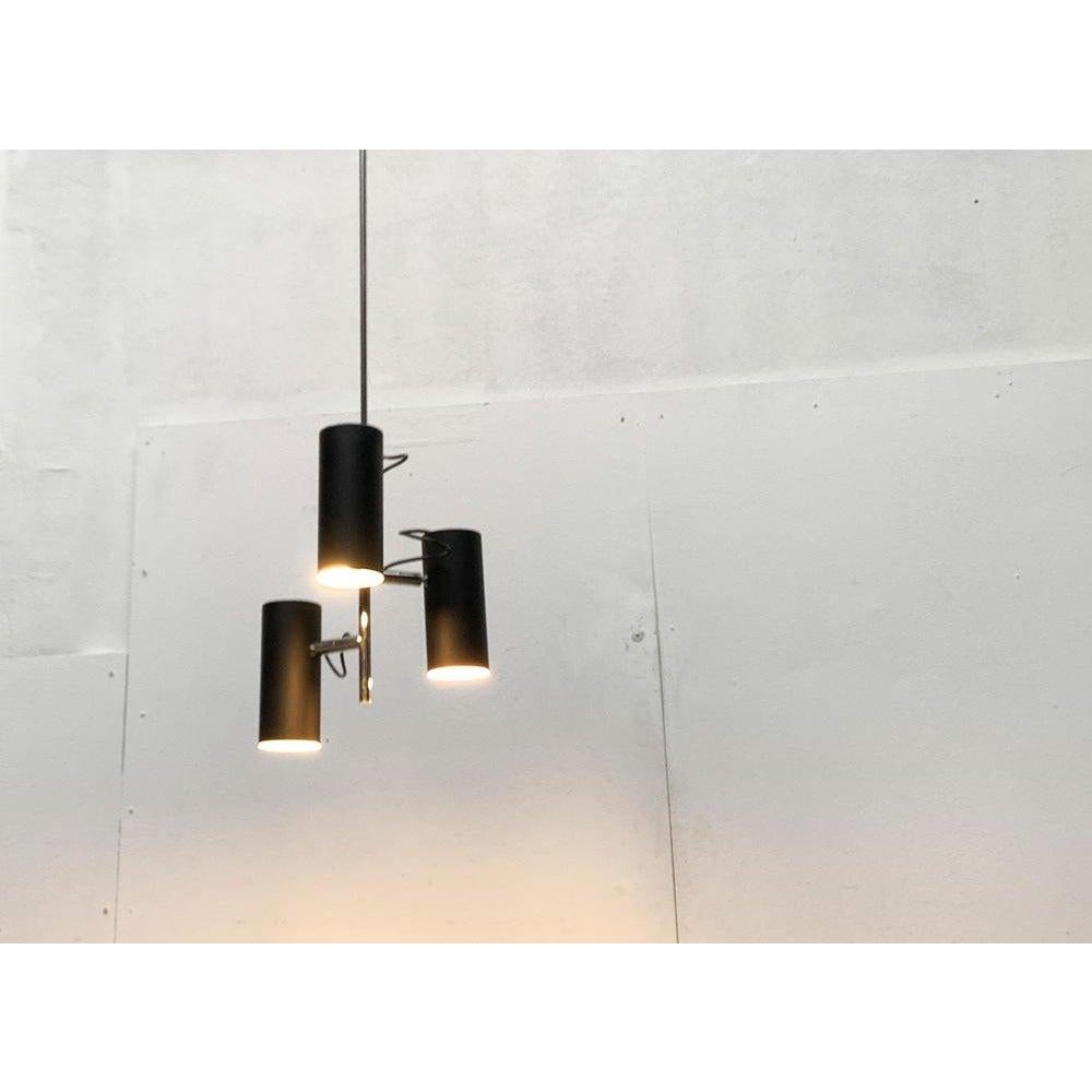 Lampade a sospensione Stab di metà secolo di origine francese a tre raggi. Il design convince per il suo linguaggio minimalista. Le teste dei faretti hanno una semplice forma a cilindro e sono di colore nero. Possono essere allineati individualmente