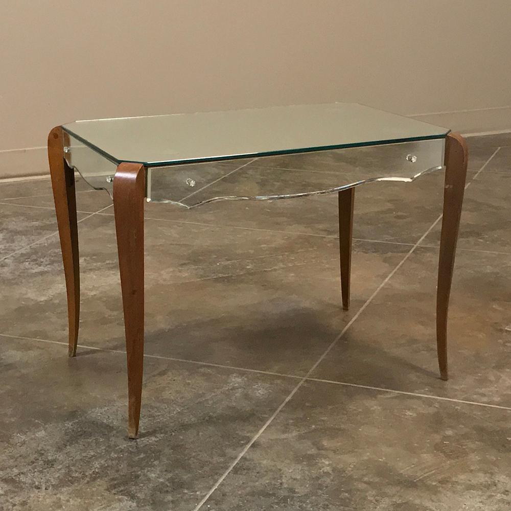 La table basse à miroir française du milieu du siècle est un superbe mélange de bois naturel et de miroirs profilés qui crée une forme gracieuse mais aussi très insouciante ! Les pieds subtilement chantournés exhalent un soupçon de style français,
