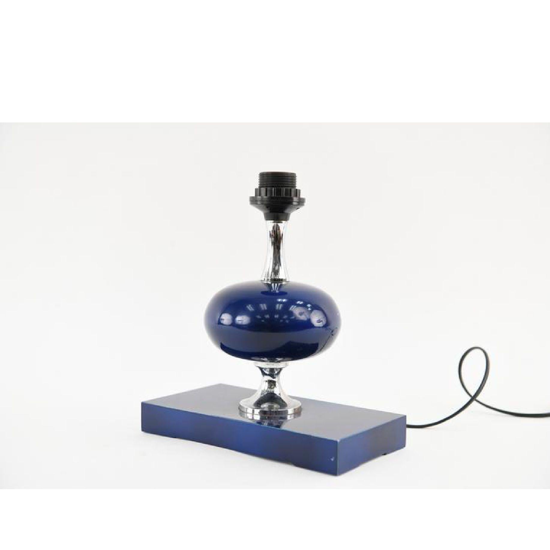 Geometrische französische Mid-Century-Modern-Lampe aus emailliertem Messing, blau, Maison Barbier (Französisch) im Angebot