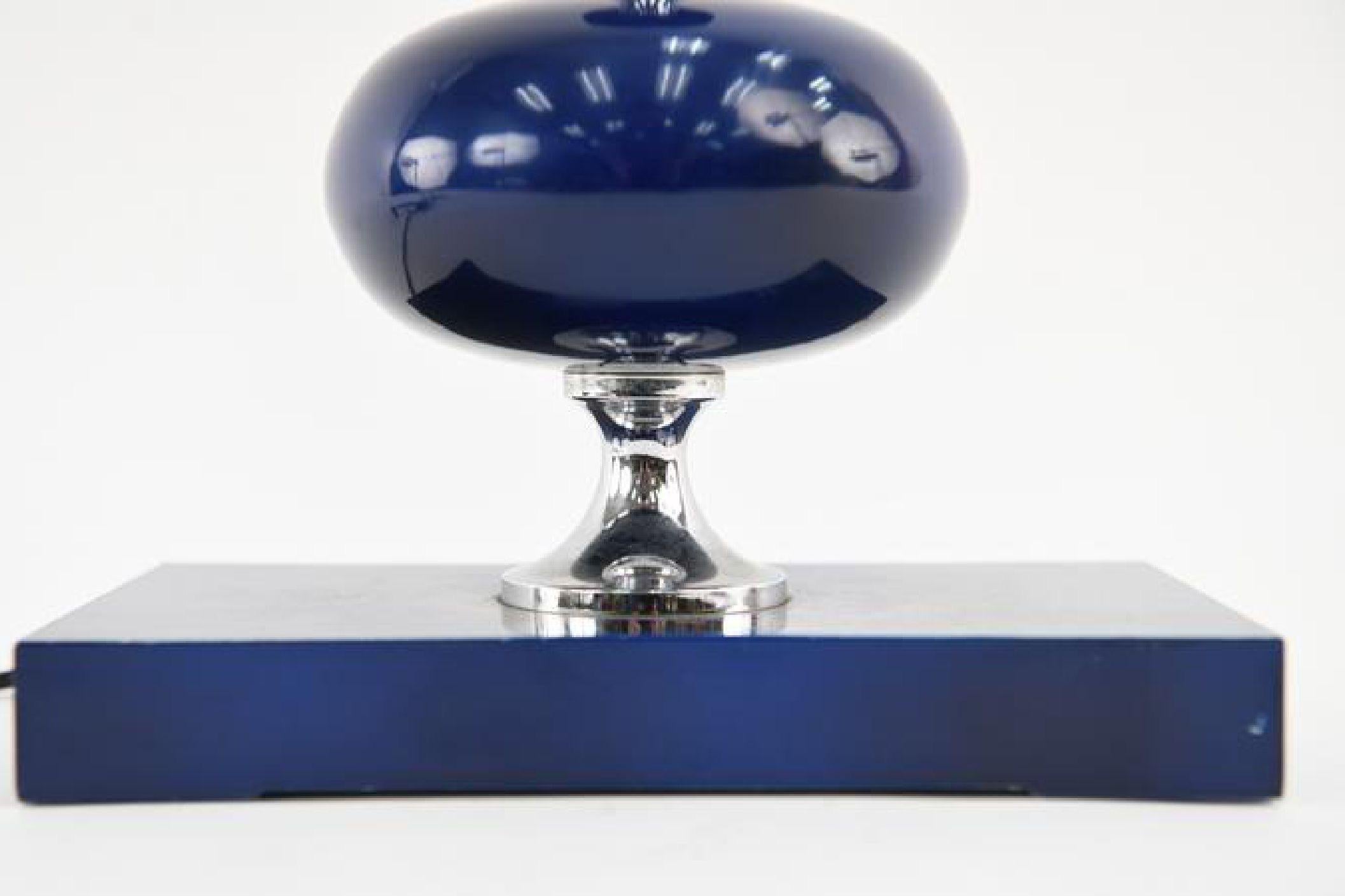 Geometrische französische Mid-Century-Modern-Lampe aus emailliertem Messing, blau, Maison Barbier (Emailliert) im Angebot