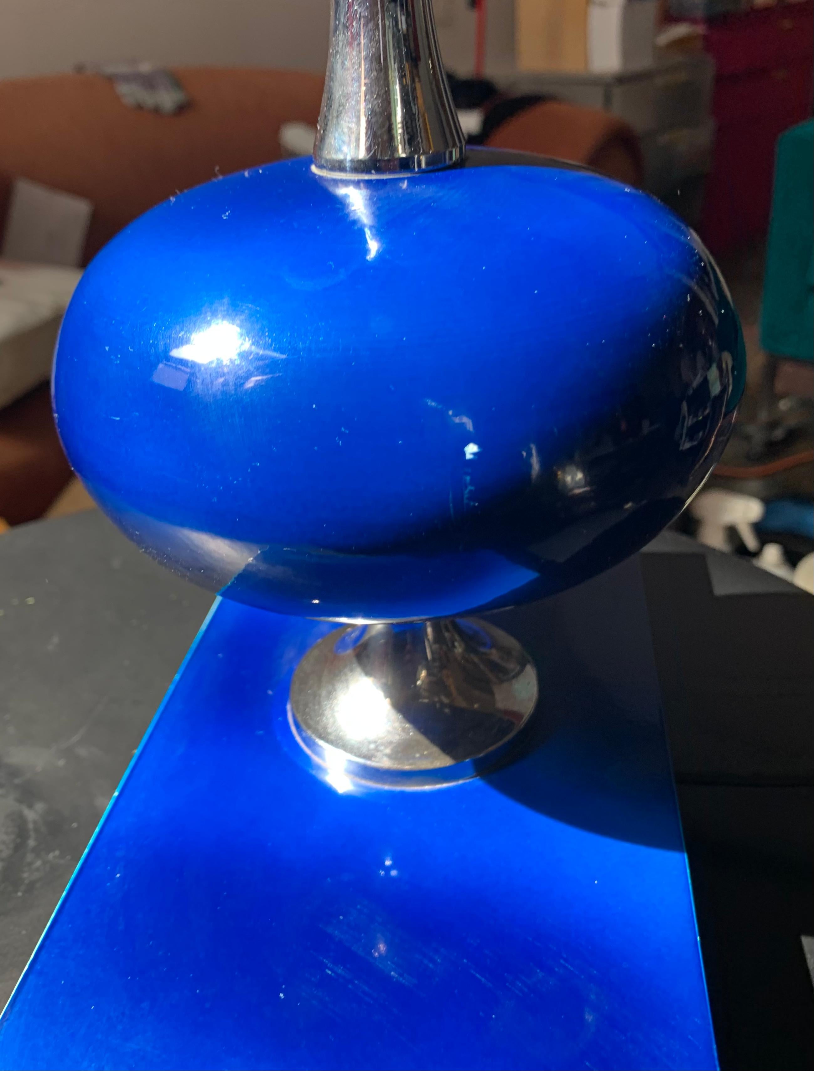 Geometrische französische Mid-Century-Modern-Lampe aus emailliertem Messing, blau, Maison Barbier im Zustand „Gut“ im Angebot in Brooklyn, NY