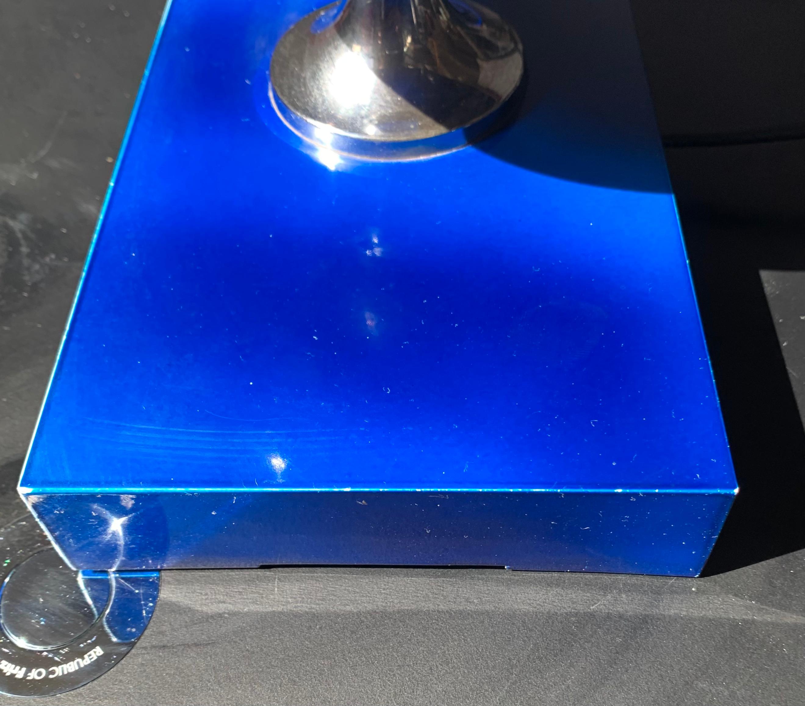 Geometrische französische Mid-Century-Modern-Lampe aus emailliertem Messing, blau, Maison Barbier im Angebot 1