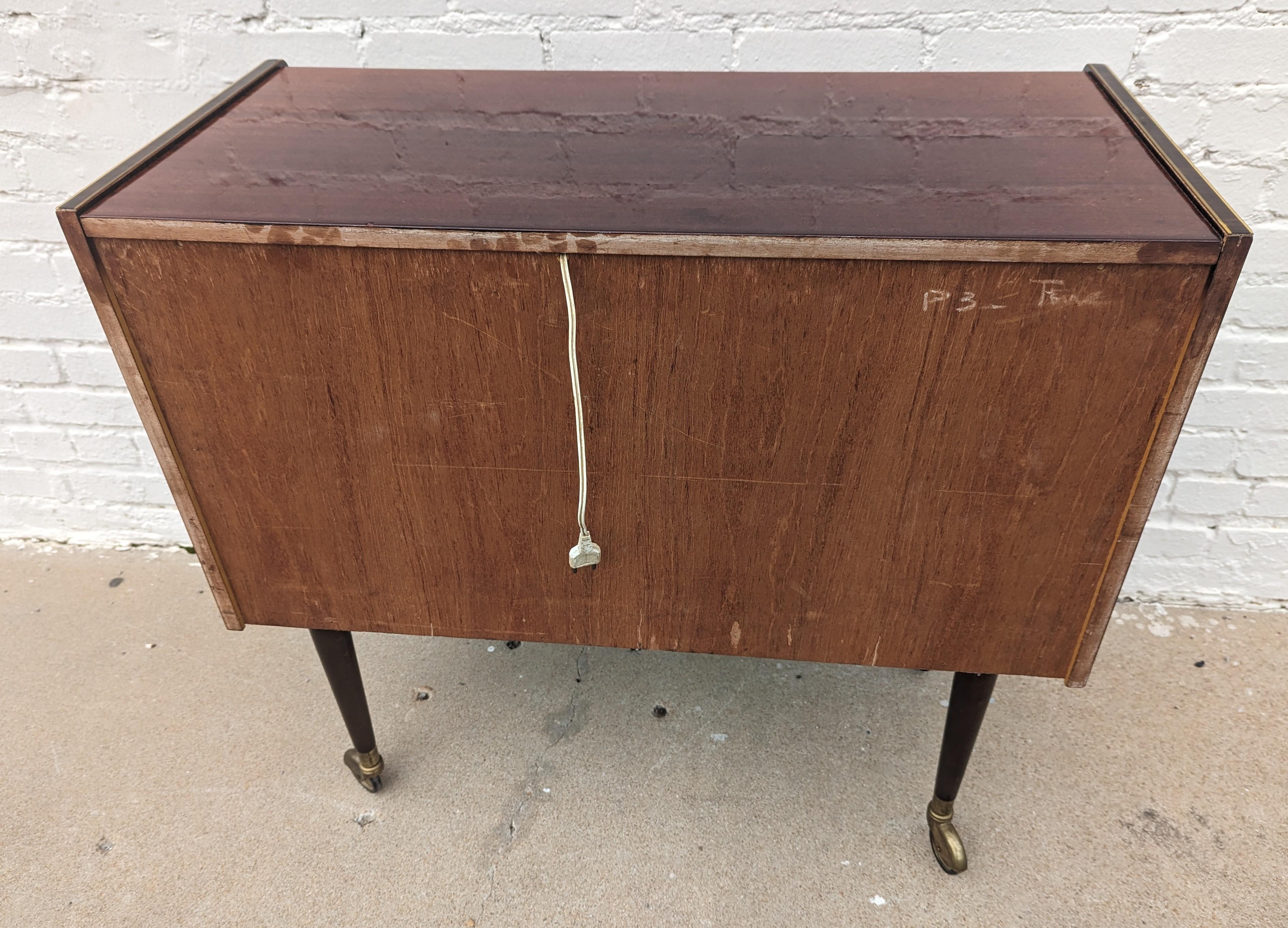 Mid Century French Modern Rosewood Rolling Barcart  In Good Condition For Sale In Tulsa, OK