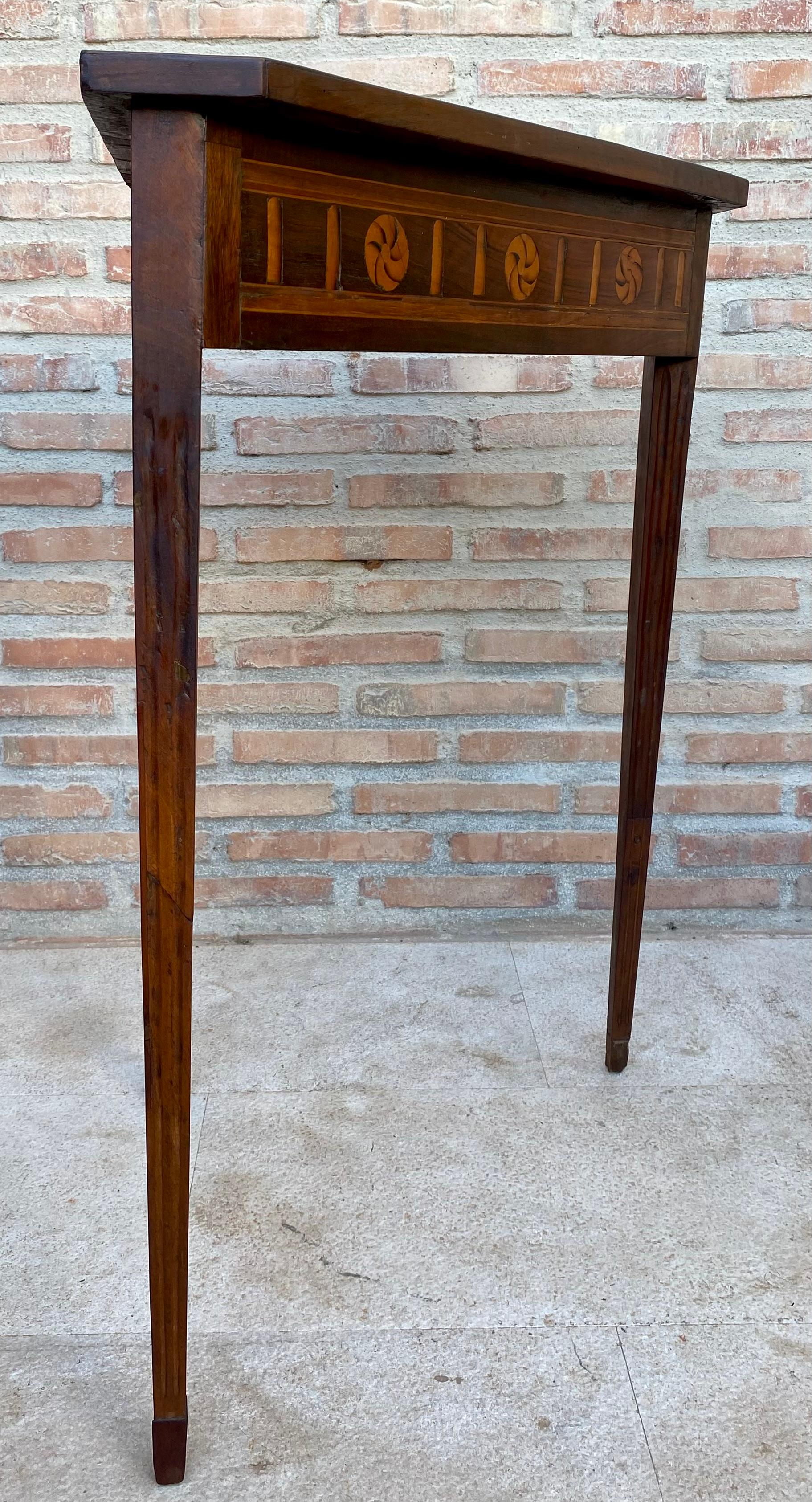 Mid-Century French Modernist Triangular Wooden Side Table with Marquetry, 1950s For Sale 1