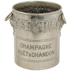 Seau à champagne Moet et Chandon en métal argenté du milieu du siècle, motif de raisins