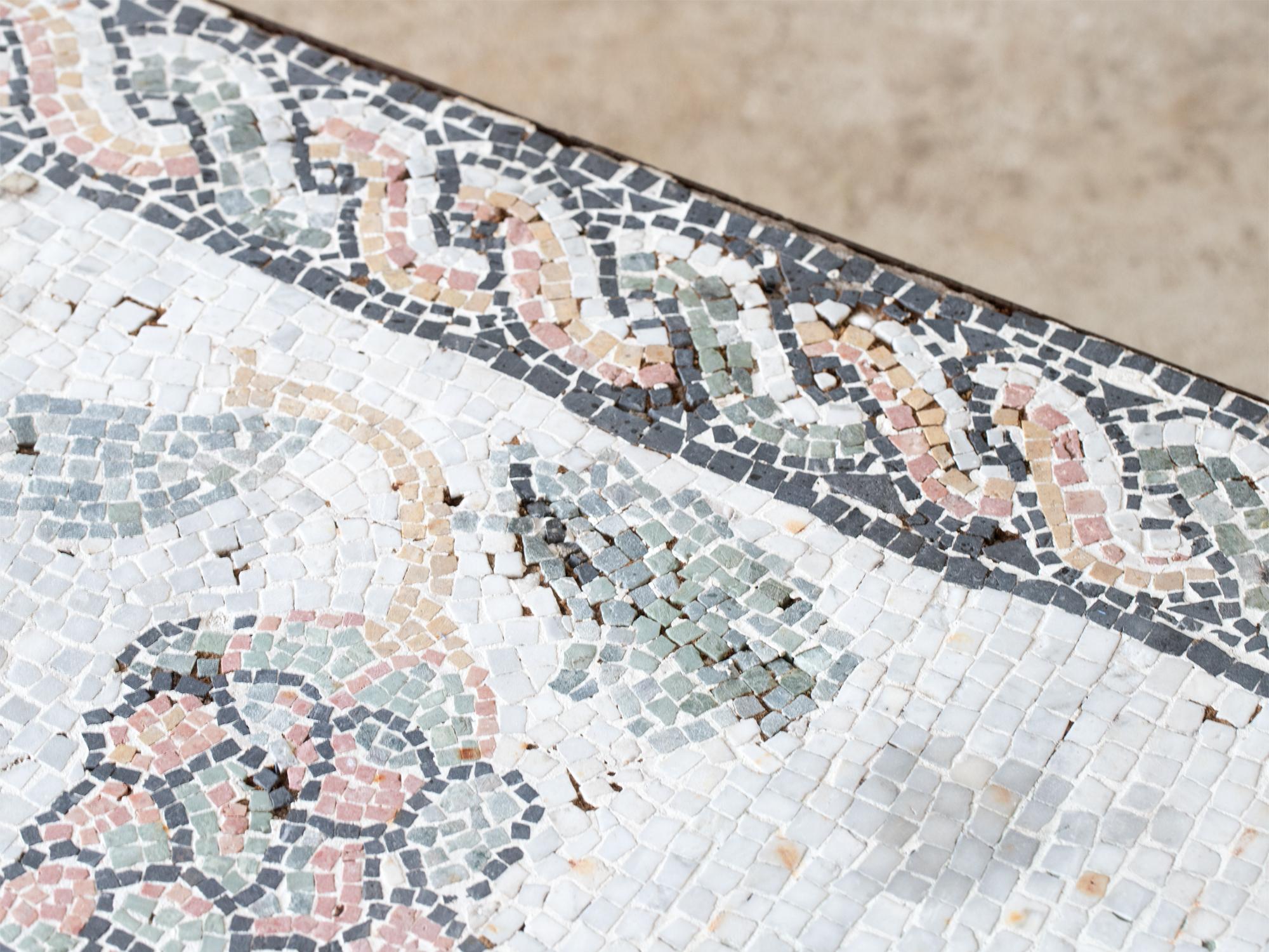Mid Century Französisch Mosaik Couchtisch  (Schmiedeeisen) im Angebot