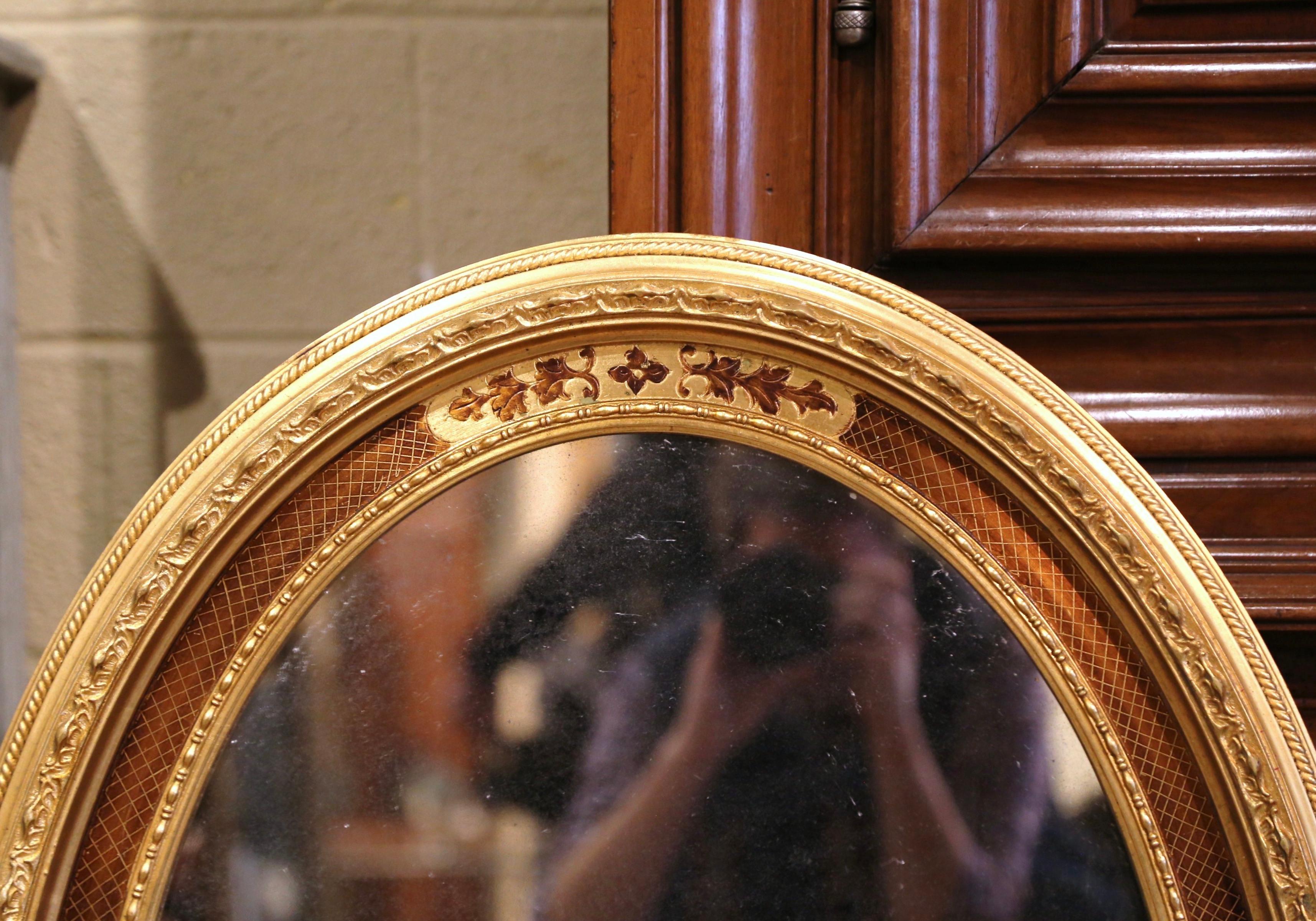 Sculpté à la main Miroir mural ovale Napoléon III en bois doré sculpté, français, du milieu du siècle dernier en vente
