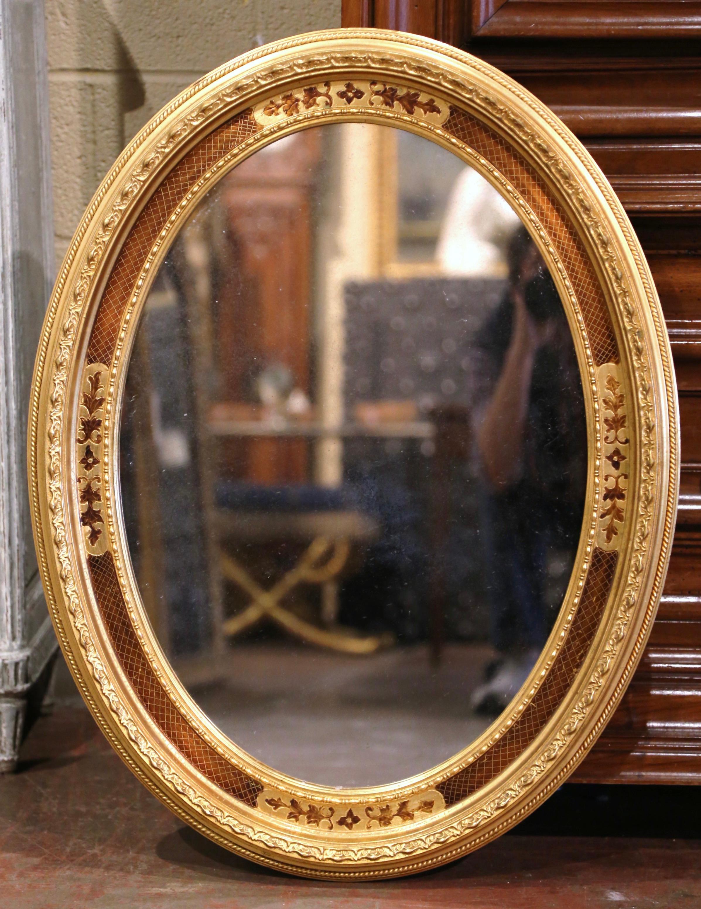 Miroir mural ovale Napoléon III en bois doré sculpté, français, du milieu du siècle dernier Excellent état - En vente à Dallas, TX