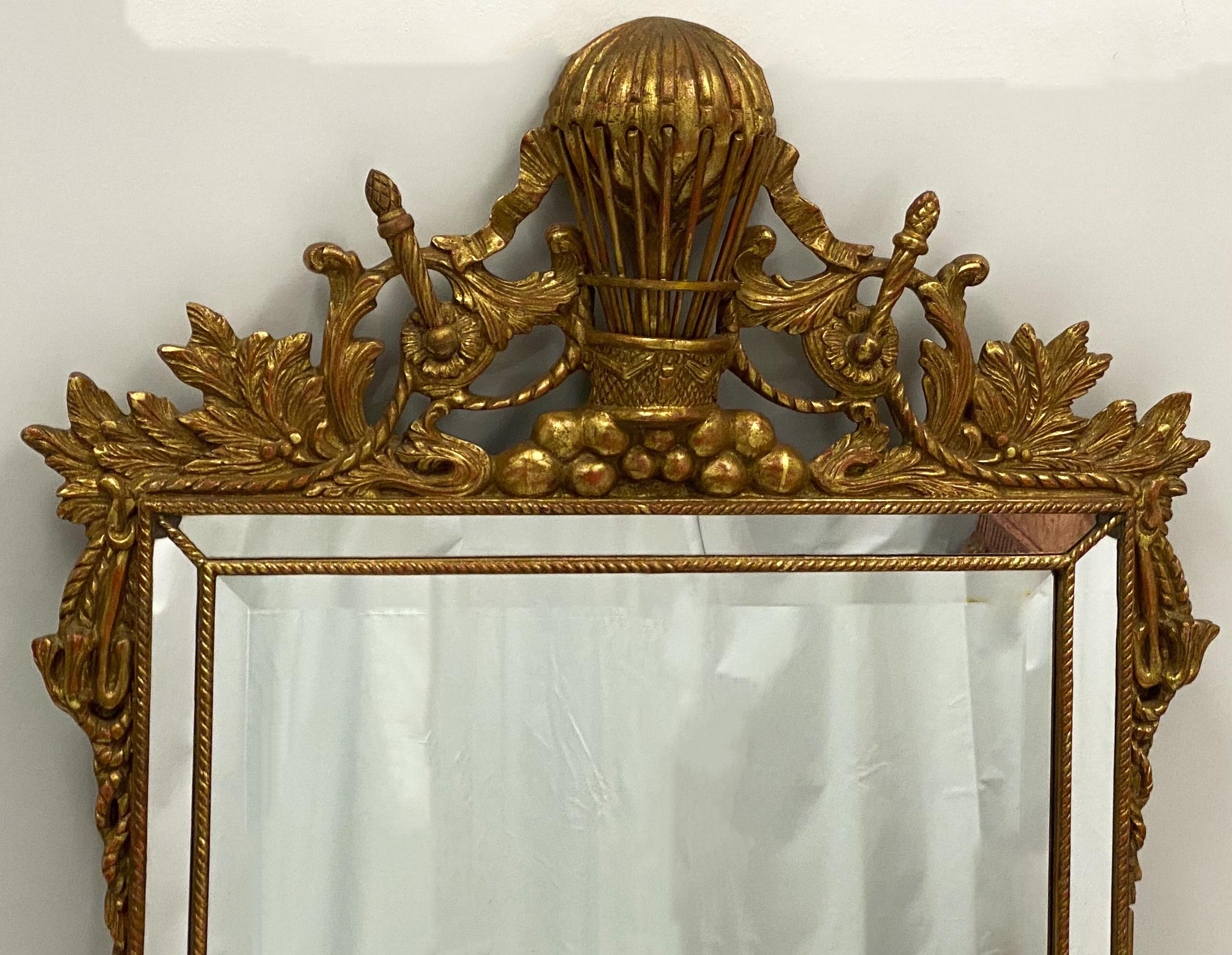 Il s'agit d'un miroir en bois doré sculpté à thème napoléonien du milieu du siècle dernier. La sculpture est en très bon état, tout comme le miroir, qui est biseauté. Il n'est pas marqué.