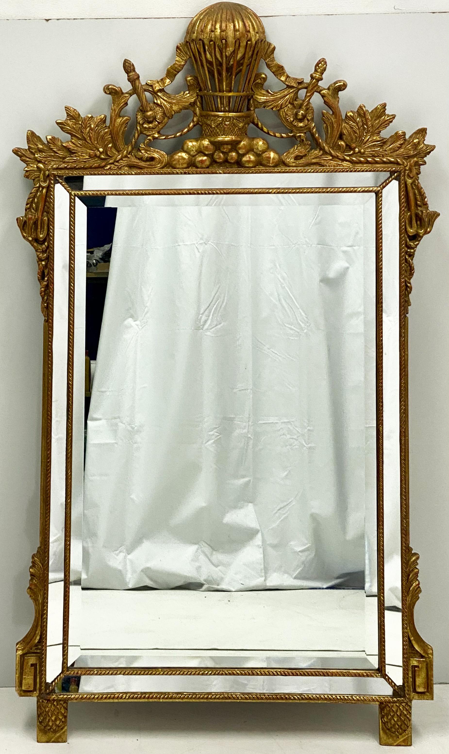 Français Miroir en bois doré sculpté sur le thème de la Napoléon du milieu du siècle dernier en vente