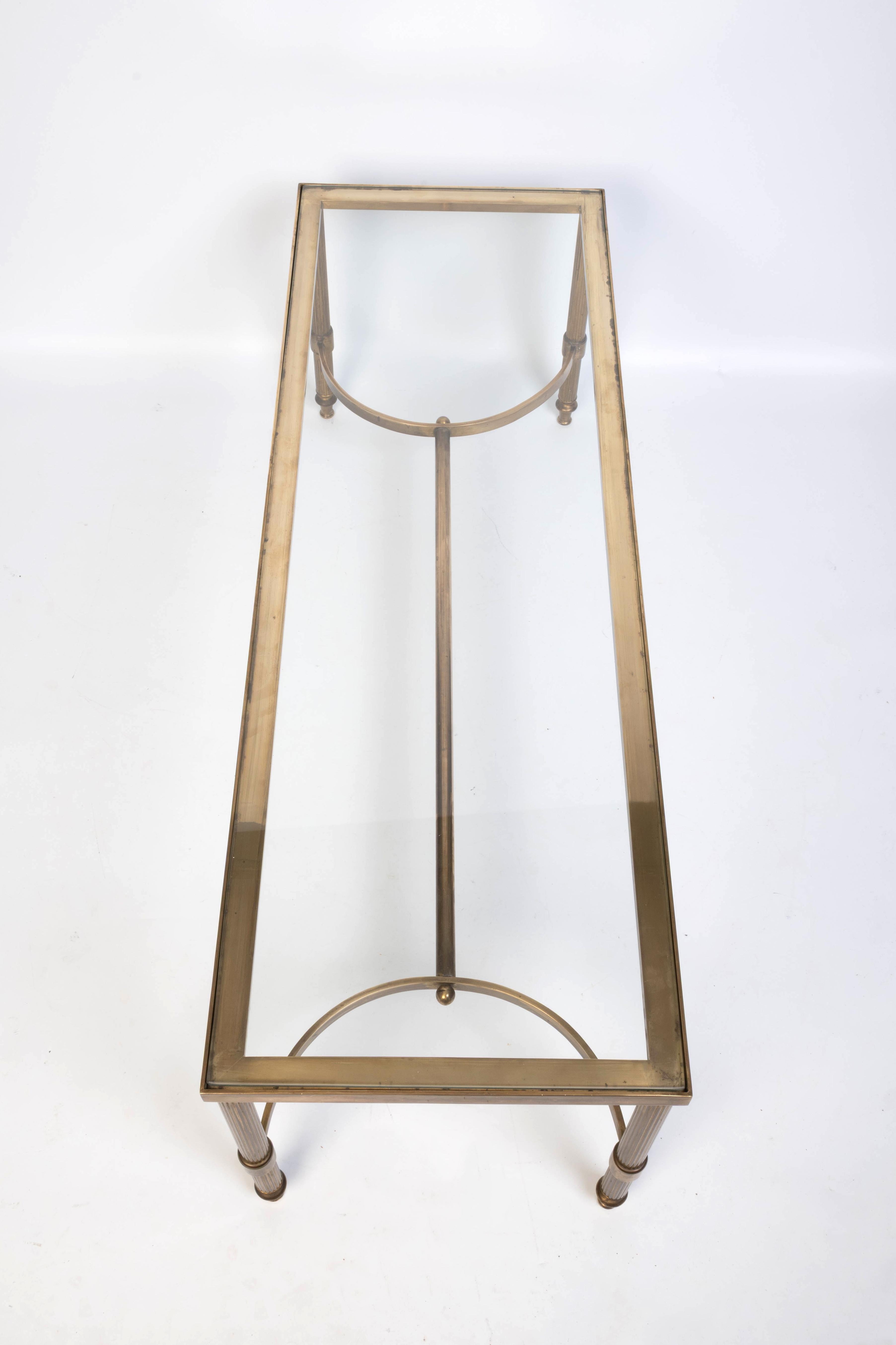 Mesa de centro estrecha neoclásica francesa de latón y cristal de mediados de siglo en venta 3