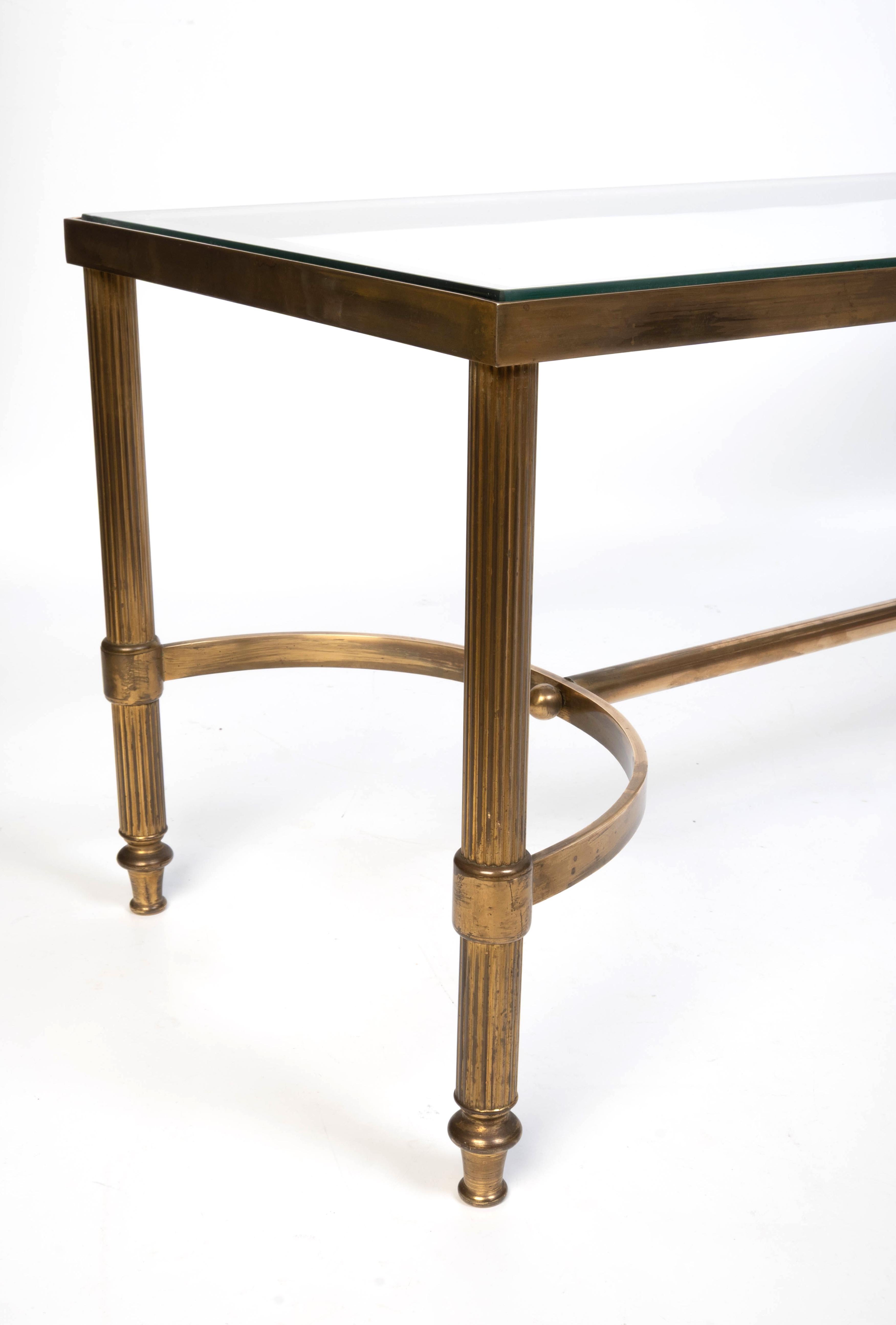 Mesa de centro estrecha neoclásica francesa de latón y cristal de mediados de siglo en venta 4