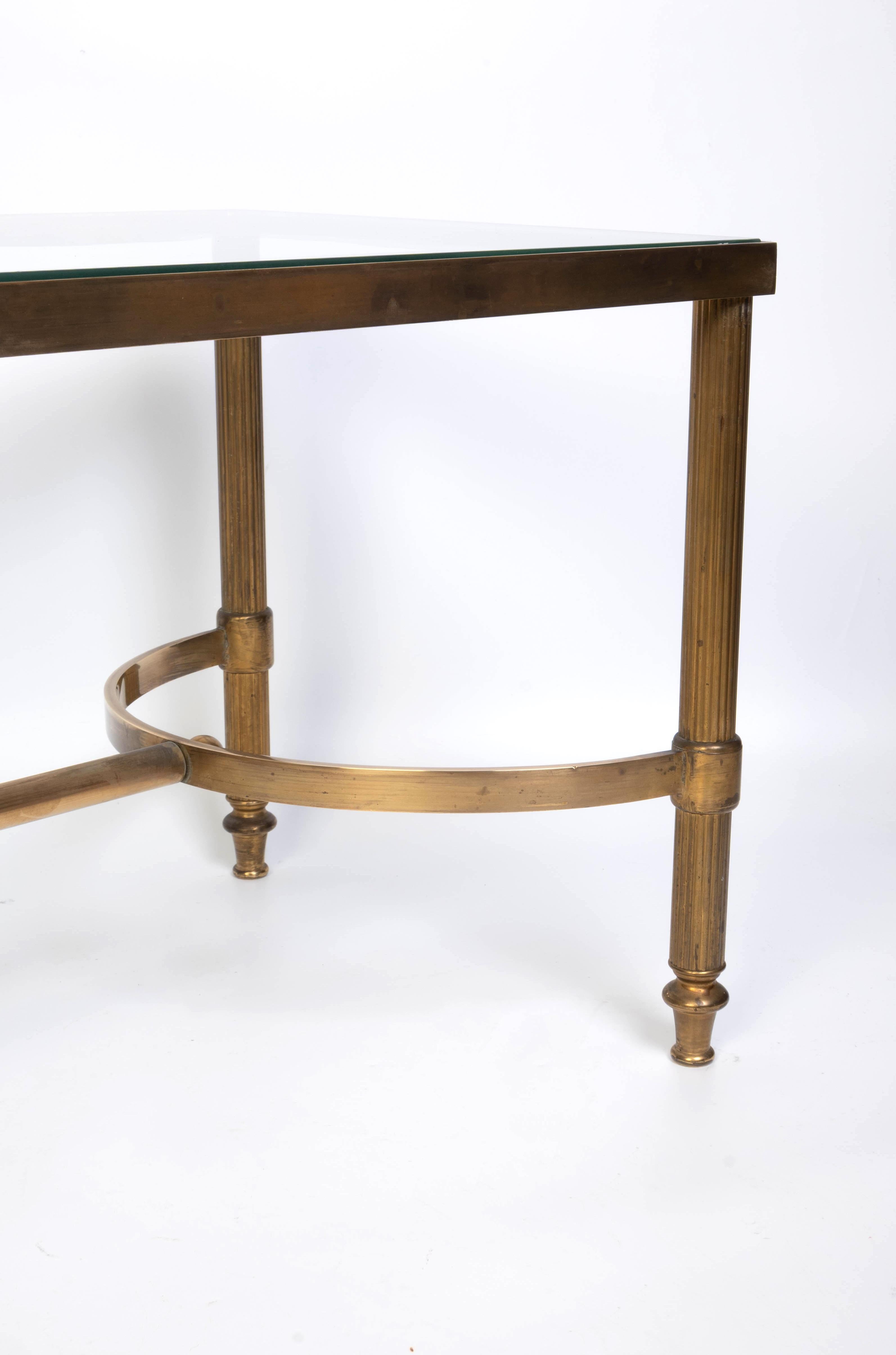 Mesa de centro estrecha neoclásica francesa de latón y cristal de mediados de siglo en venta 5