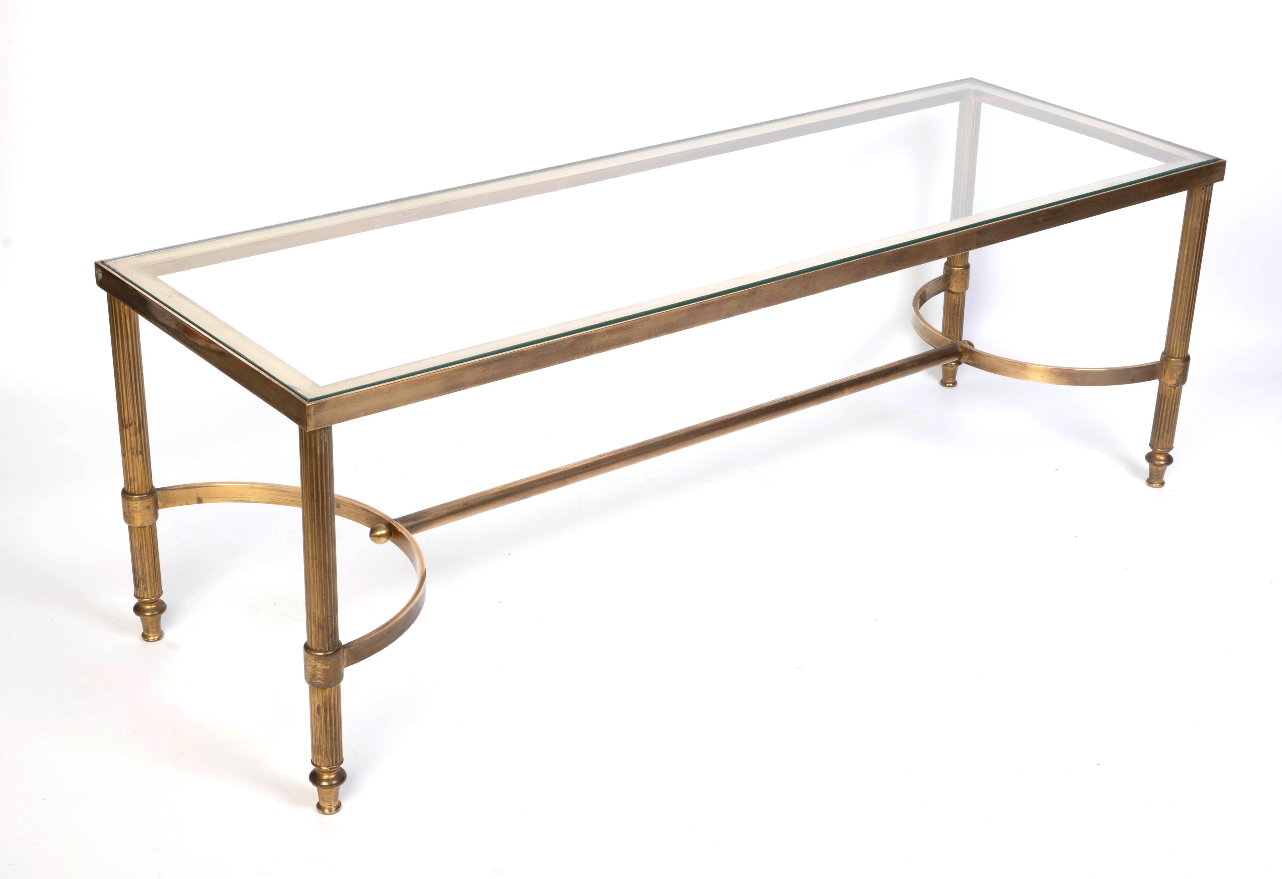Mesa de centro estrecha de latón y cristal de estilo neoclásico francés de mediados de siglo
C.1950
A la manera de la Maison Jansen

En muy buen estado acorde con la edad.

Por favor, envía un mensaje para obtener un presupuesto exacto del envío