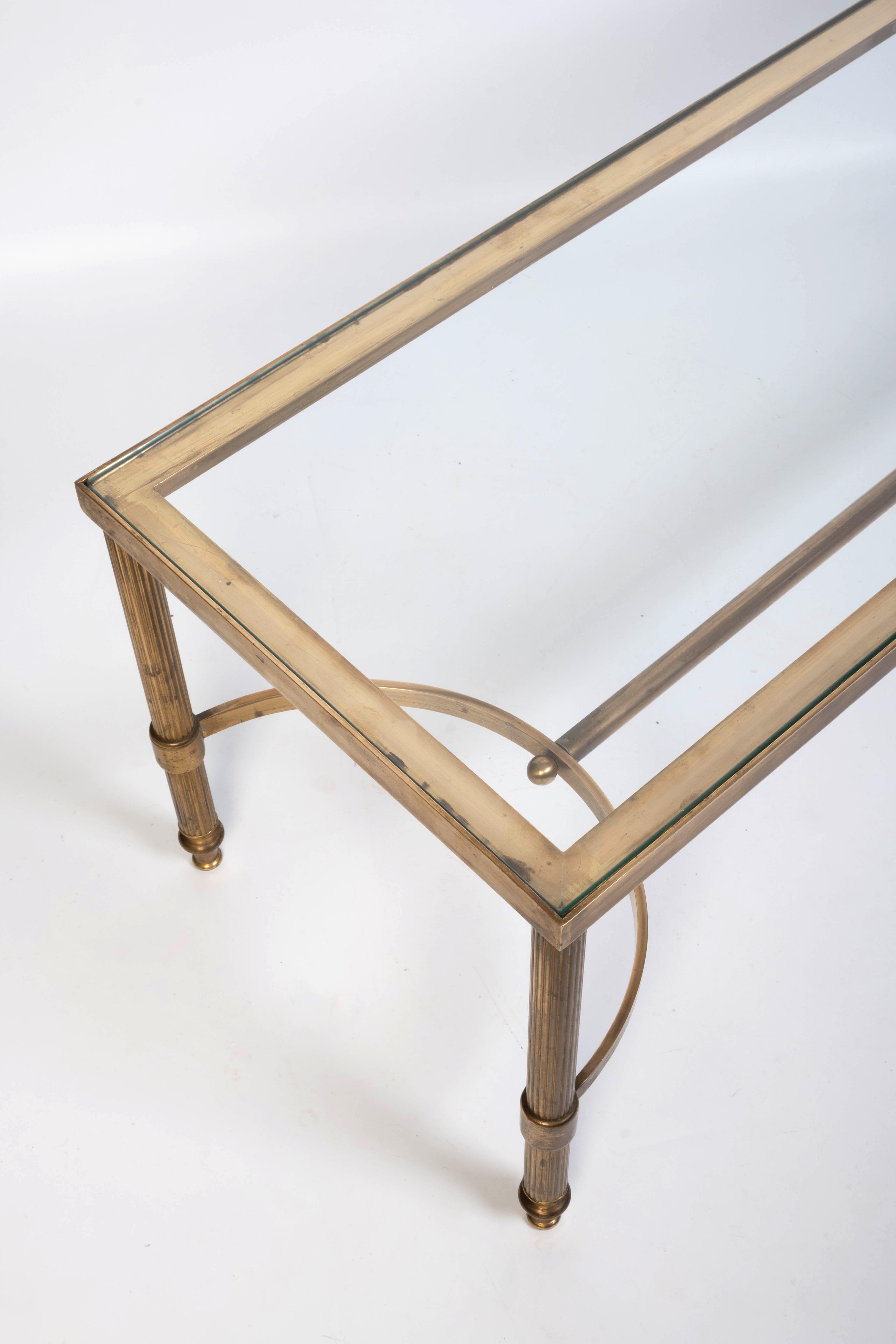 Mesa de centro estrecha neoclásica francesa de latón y cristal de mediados de siglo Francés en venta