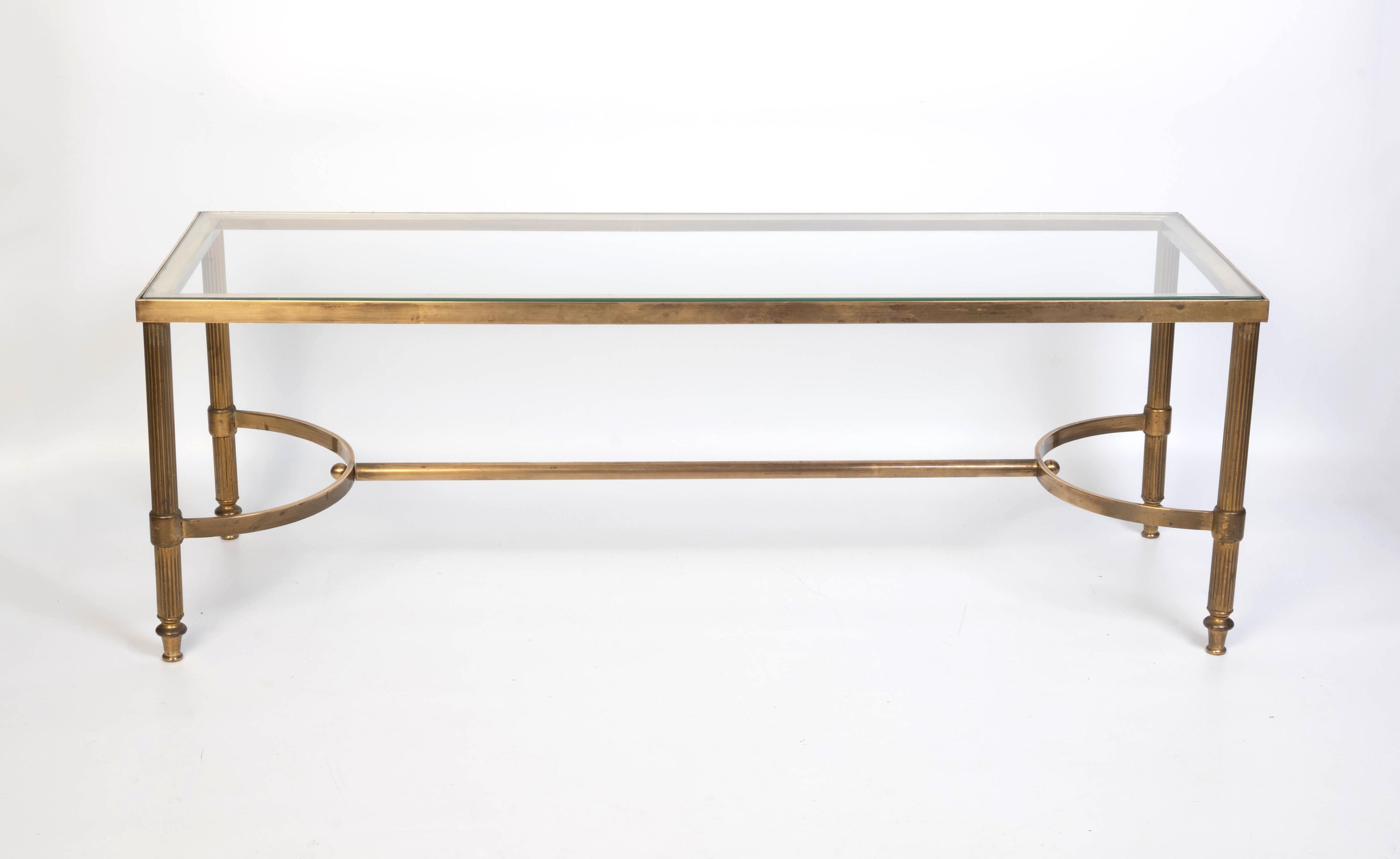 Mesa de centro estrecha neoclásica francesa de latón y cristal de mediados de siglo en Bueno estado para la venta en London, GB