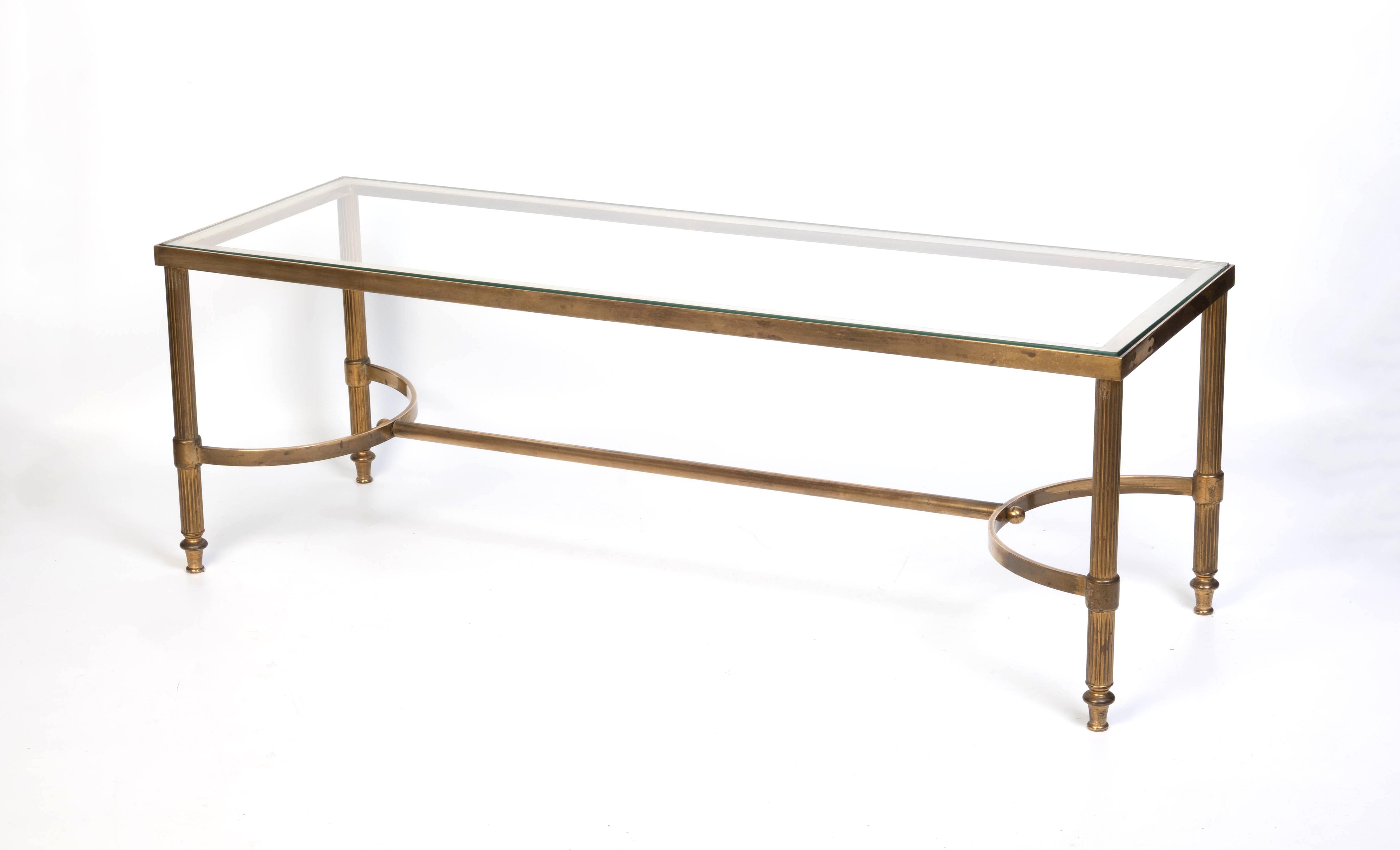 Mesa de centro estrecha neoclásica francesa de latón y cristal de mediados de siglo siglo XX en venta