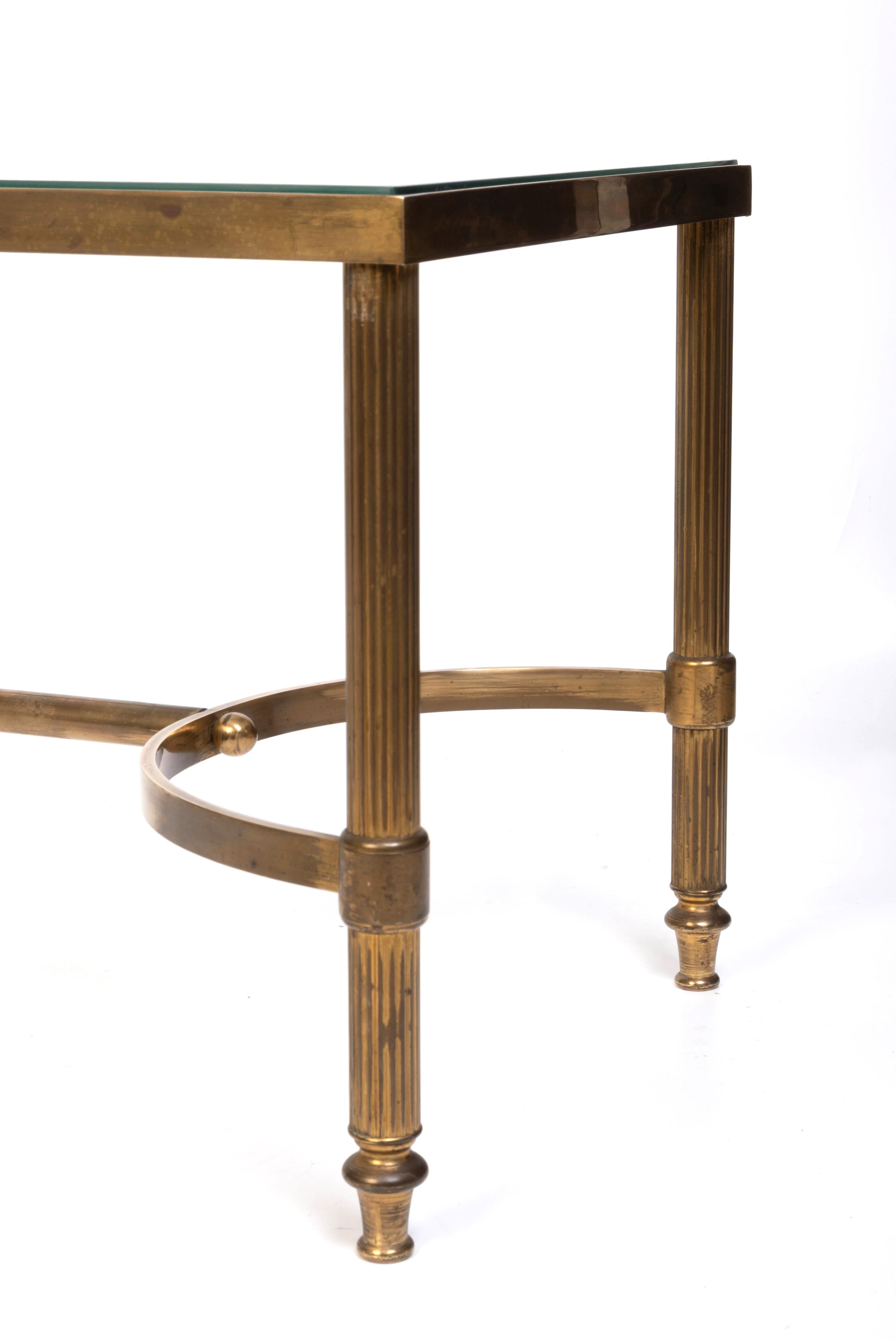 Mesa de centro estrecha neoclásica francesa de latón y cristal de mediados de siglo Latón en venta