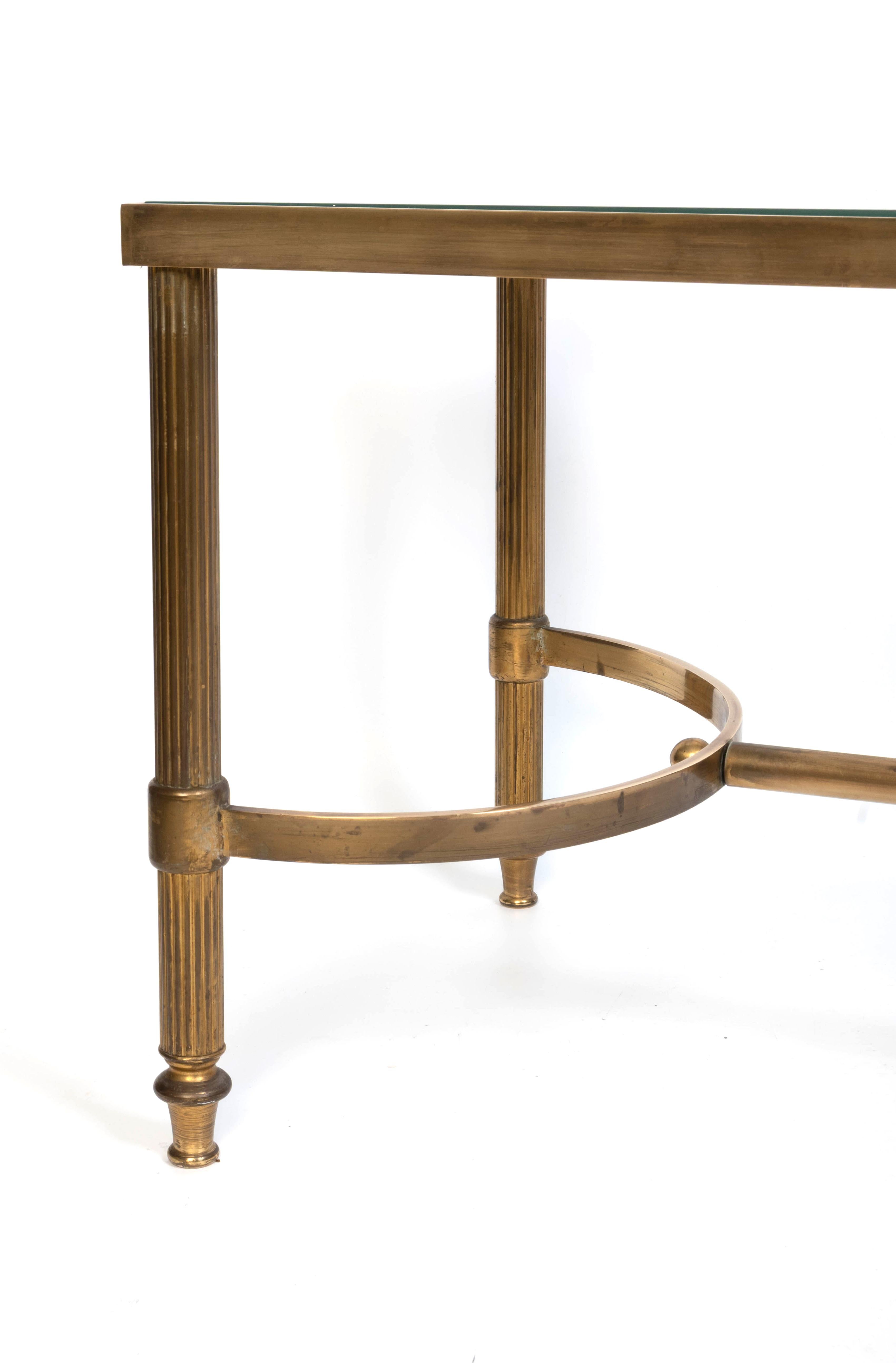 Mesa de centro estrecha neoclásica francesa de latón y cristal de mediados de siglo en venta 1