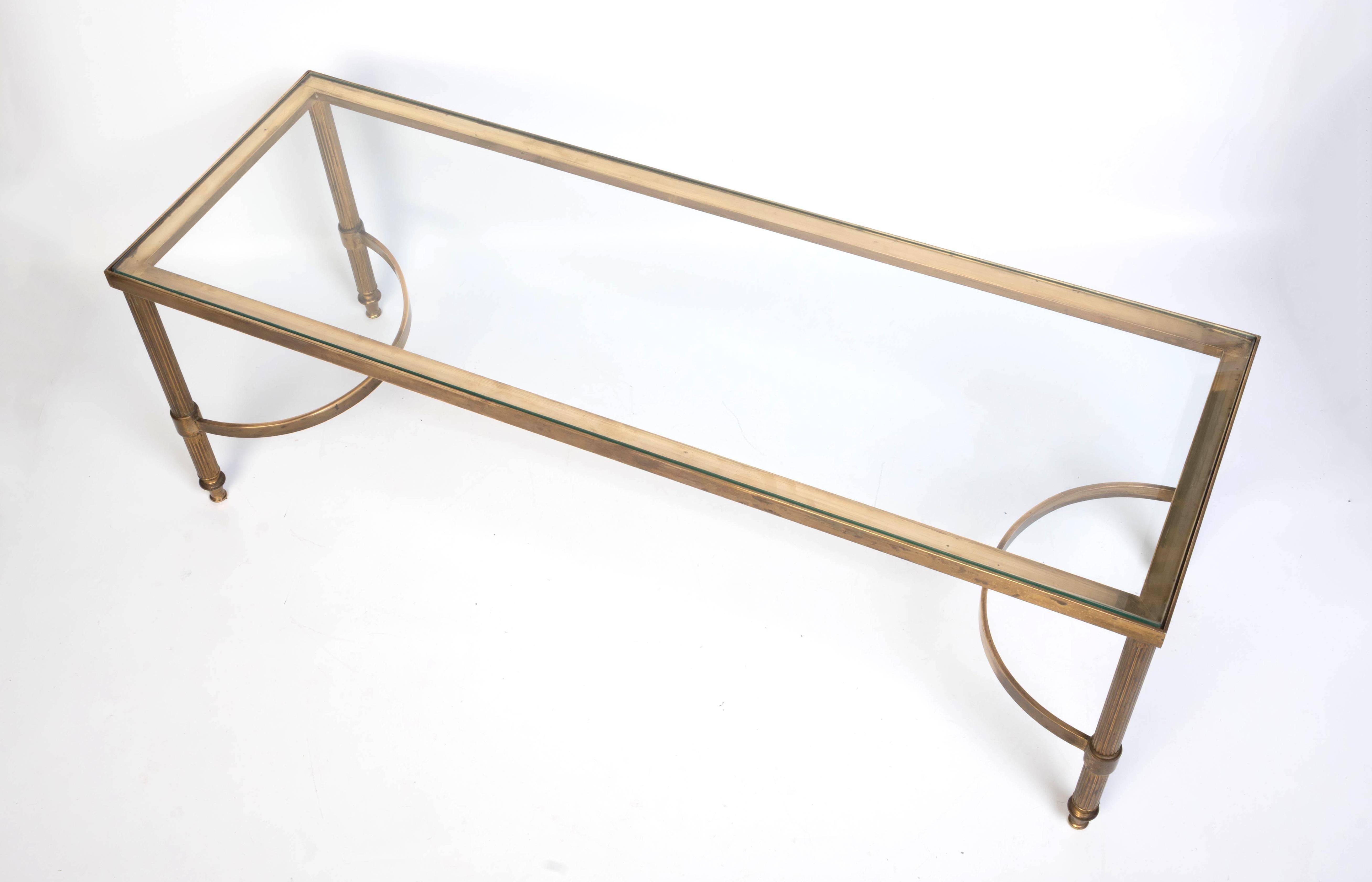 Mesa de centro estrecha neoclásica francesa de latón y cristal de mediados de siglo en venta 2